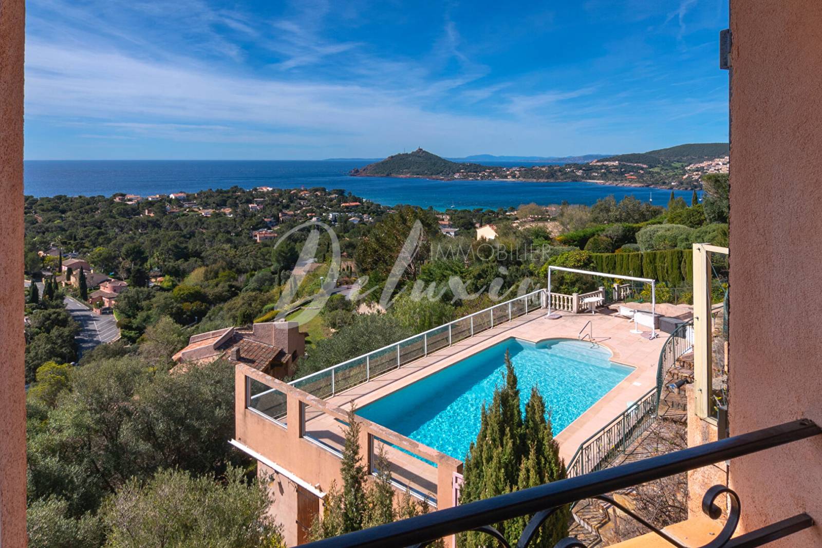 Villa avec piscine et vue mer à vendre à Agay 