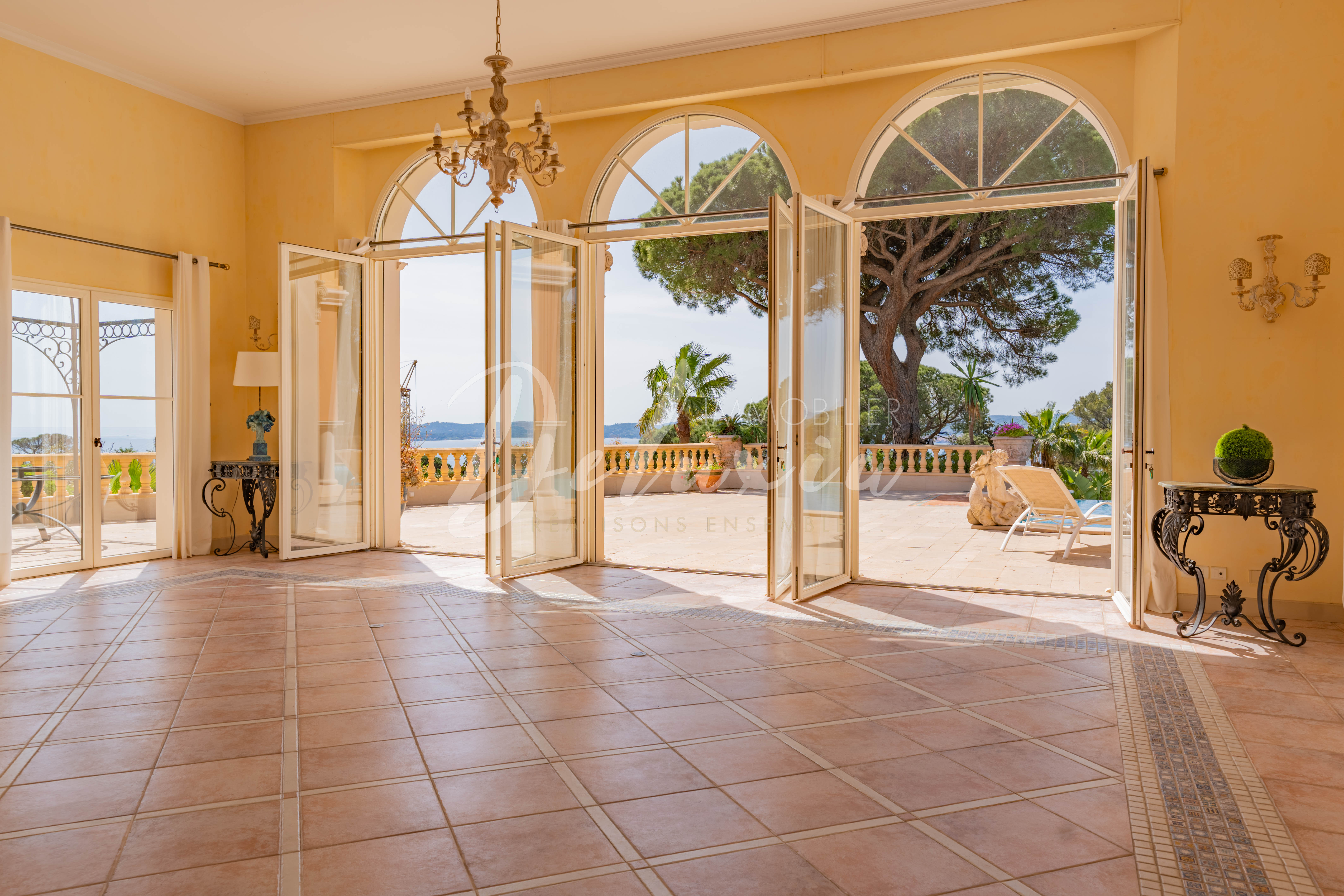 Achat villa avec grand séjour vue mer dans le Golfe de Saint-Tropez