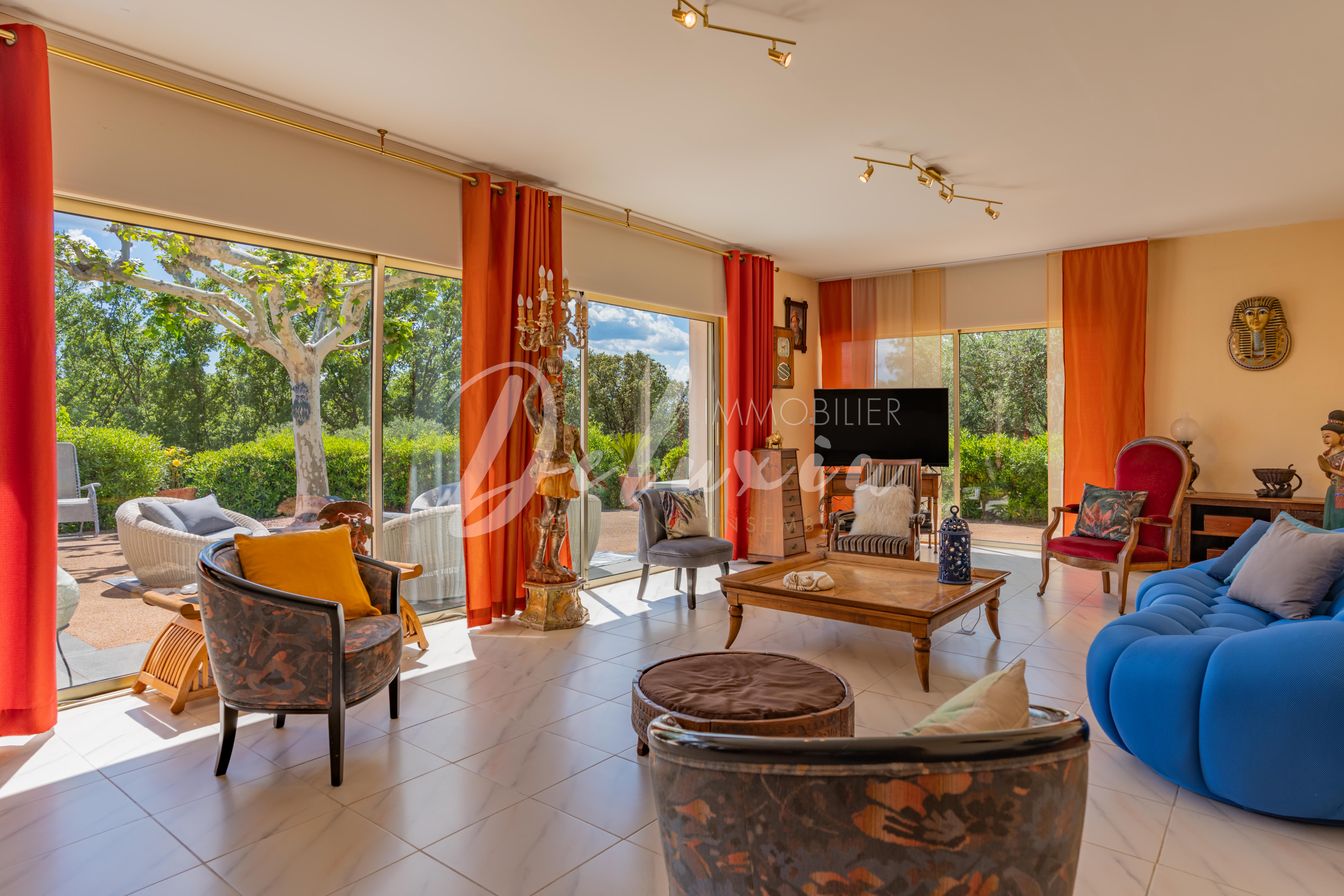 Maison à vendre avec séjour lumineux à Lorgues 