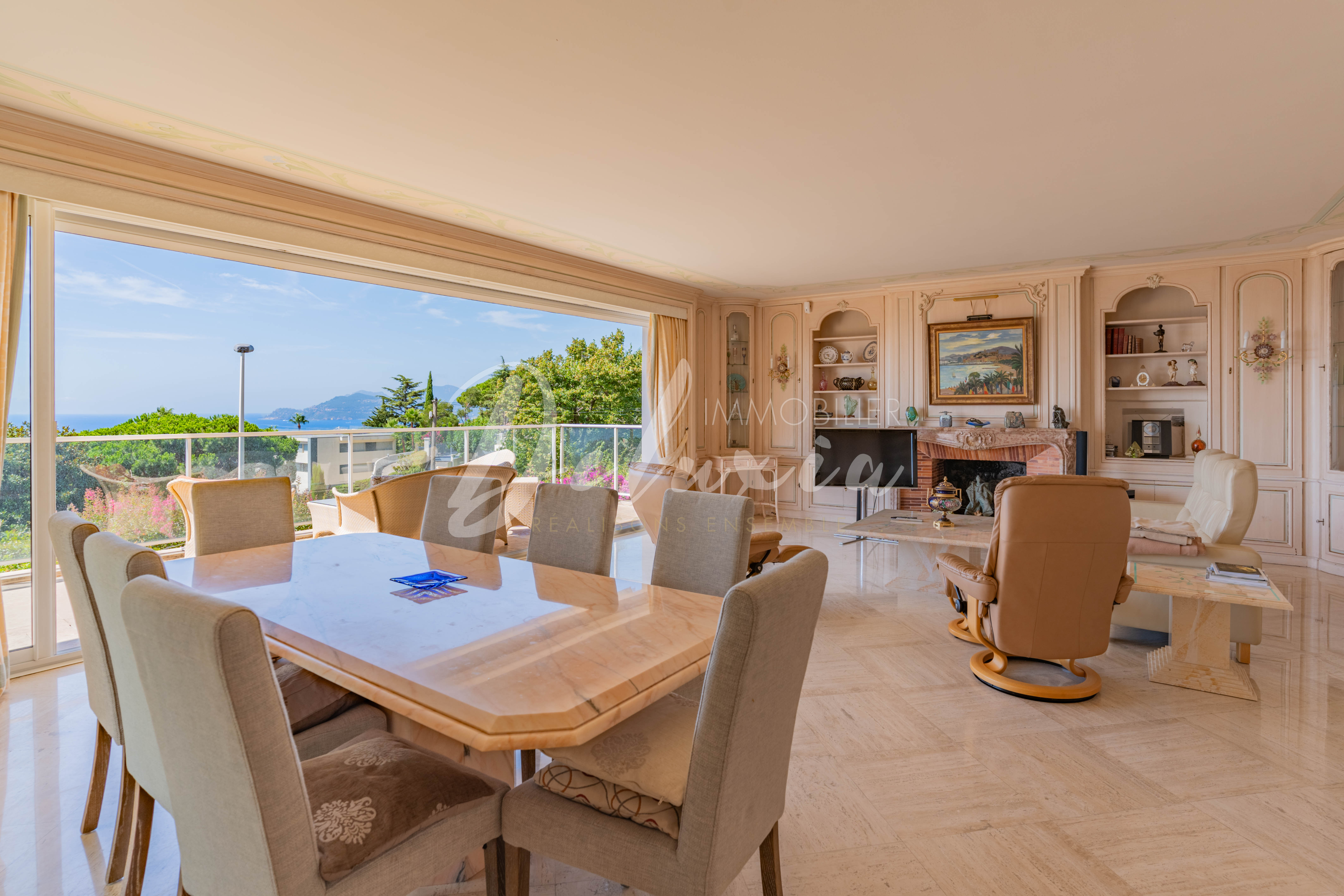 Villa avec grande pièce de vie vue mer à Cannes.