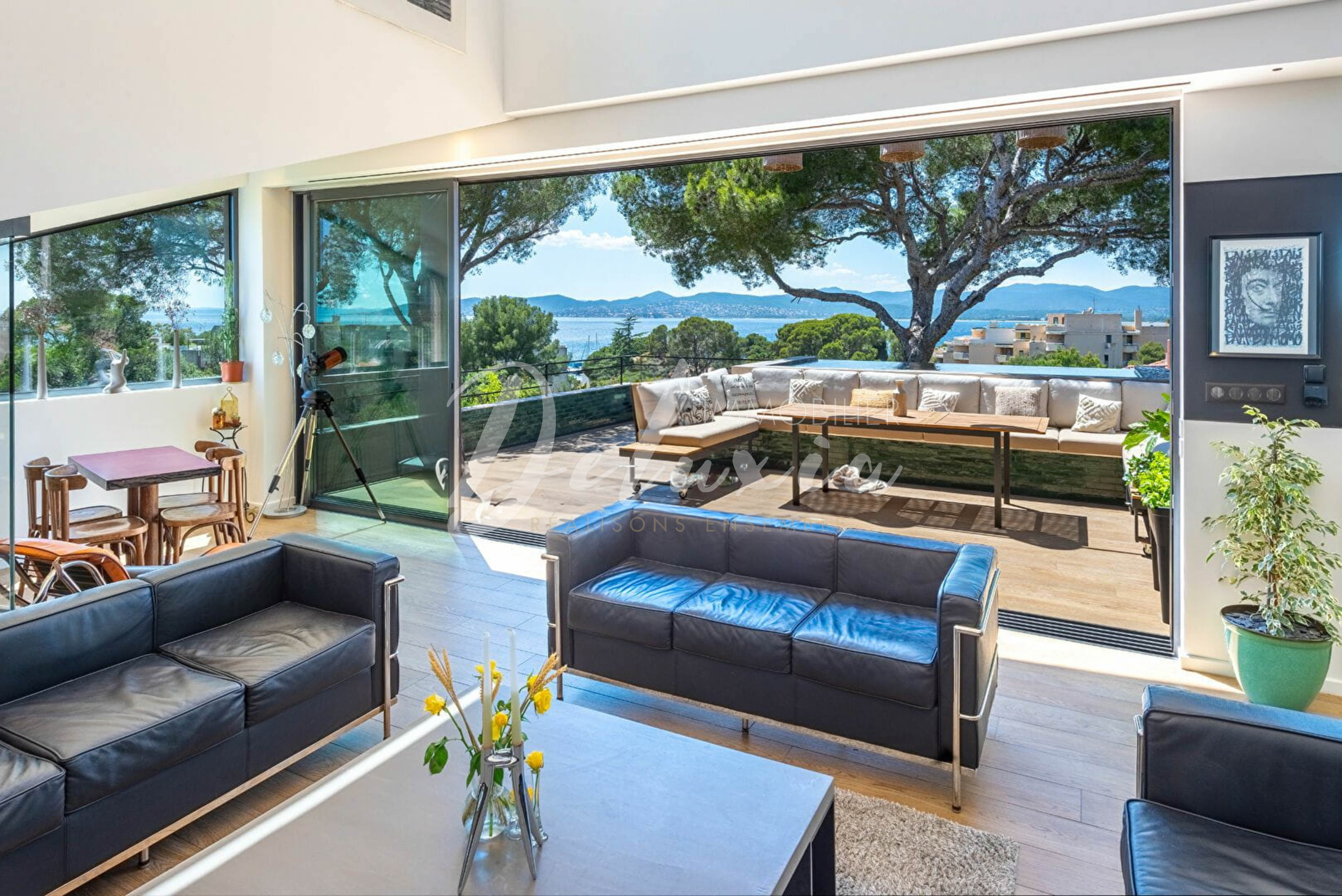 Villa avec vue mer, proche des commerces du Port Santa Lucia et des criques, à Saint-Raphaël.