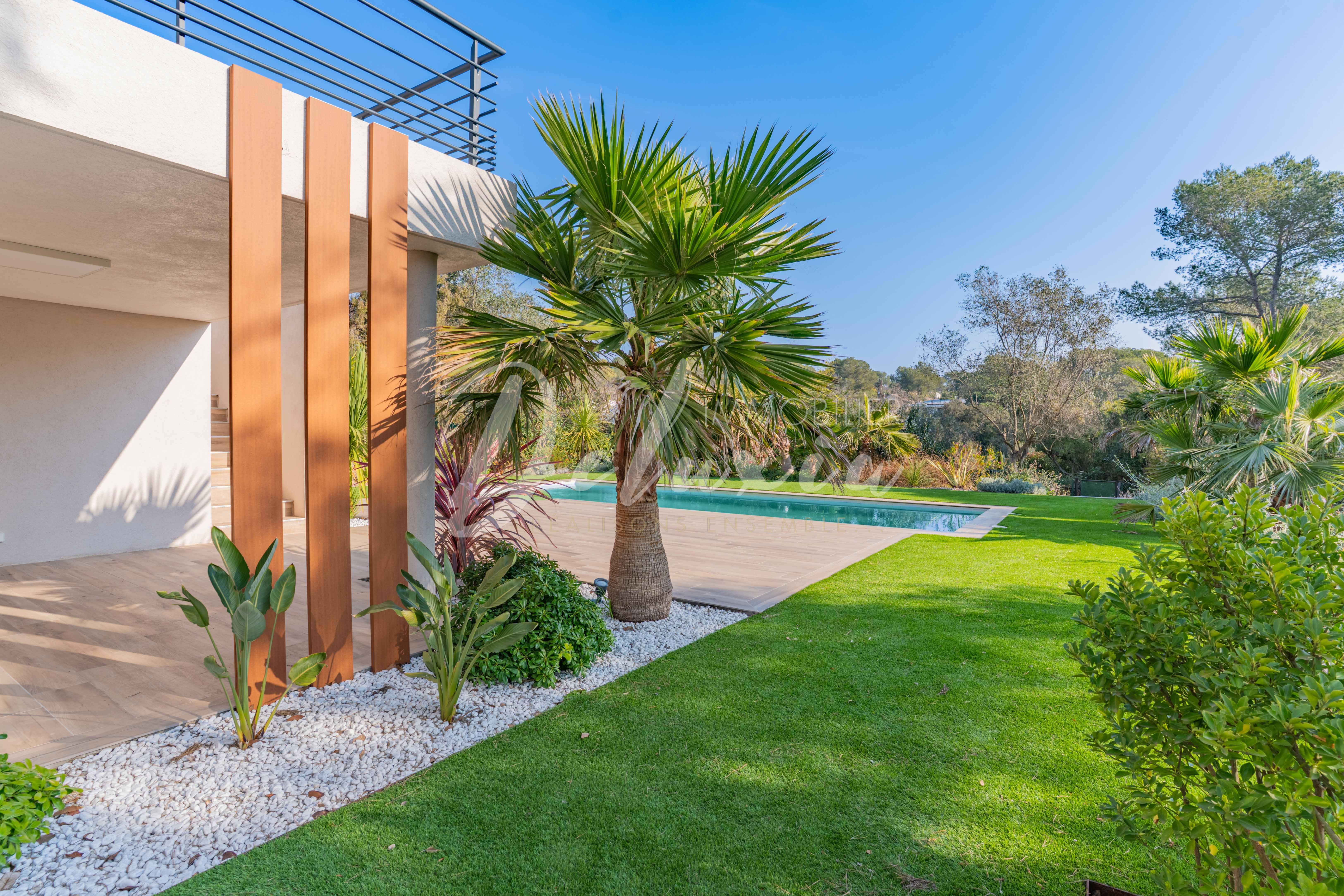 Maison à vendre avec jardin paysager à Saint-Raphaël 