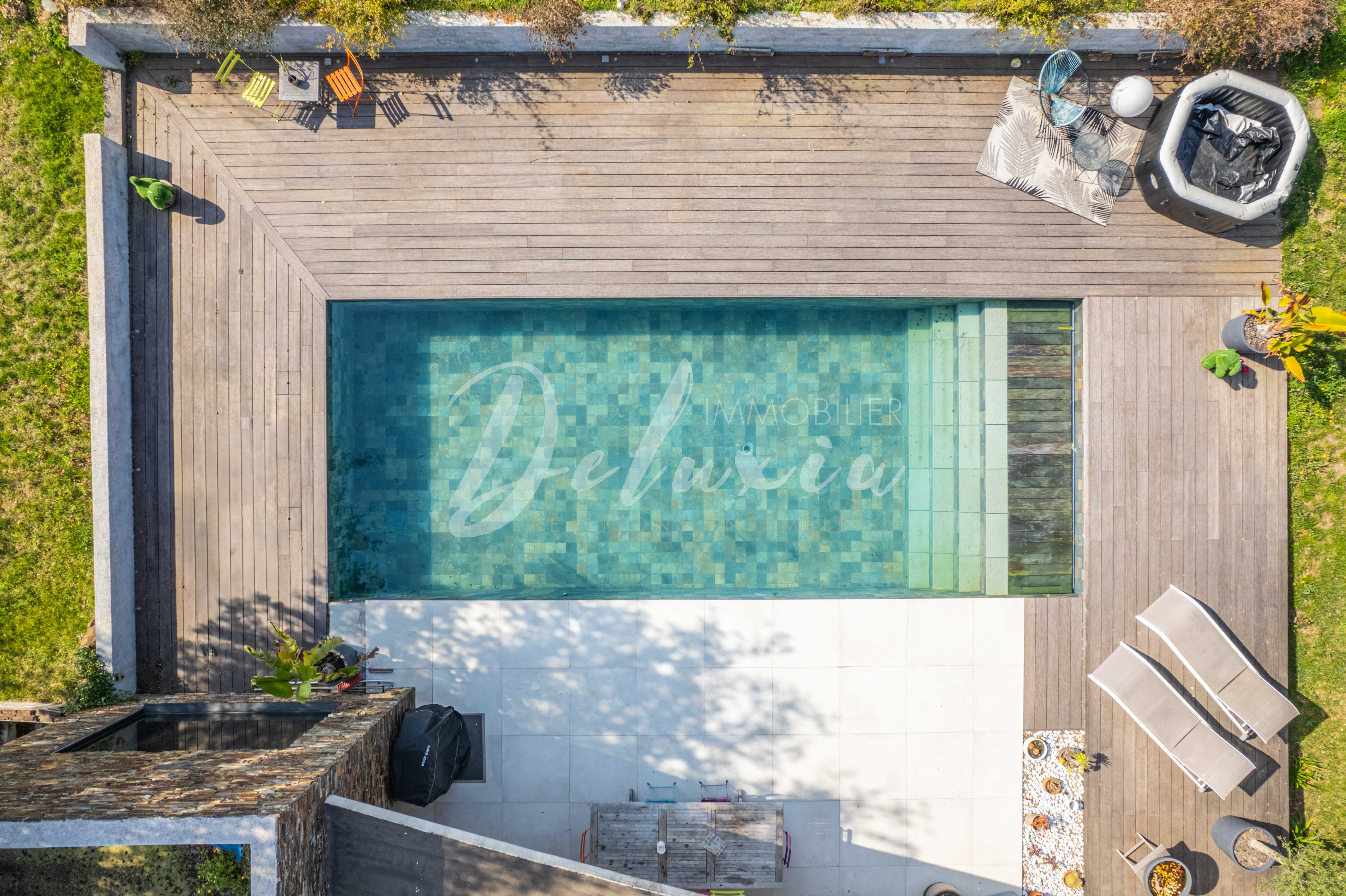 Villa rénovée avec piscine et 4 chambres au cœur de Valescure à Saint-Raphaël.