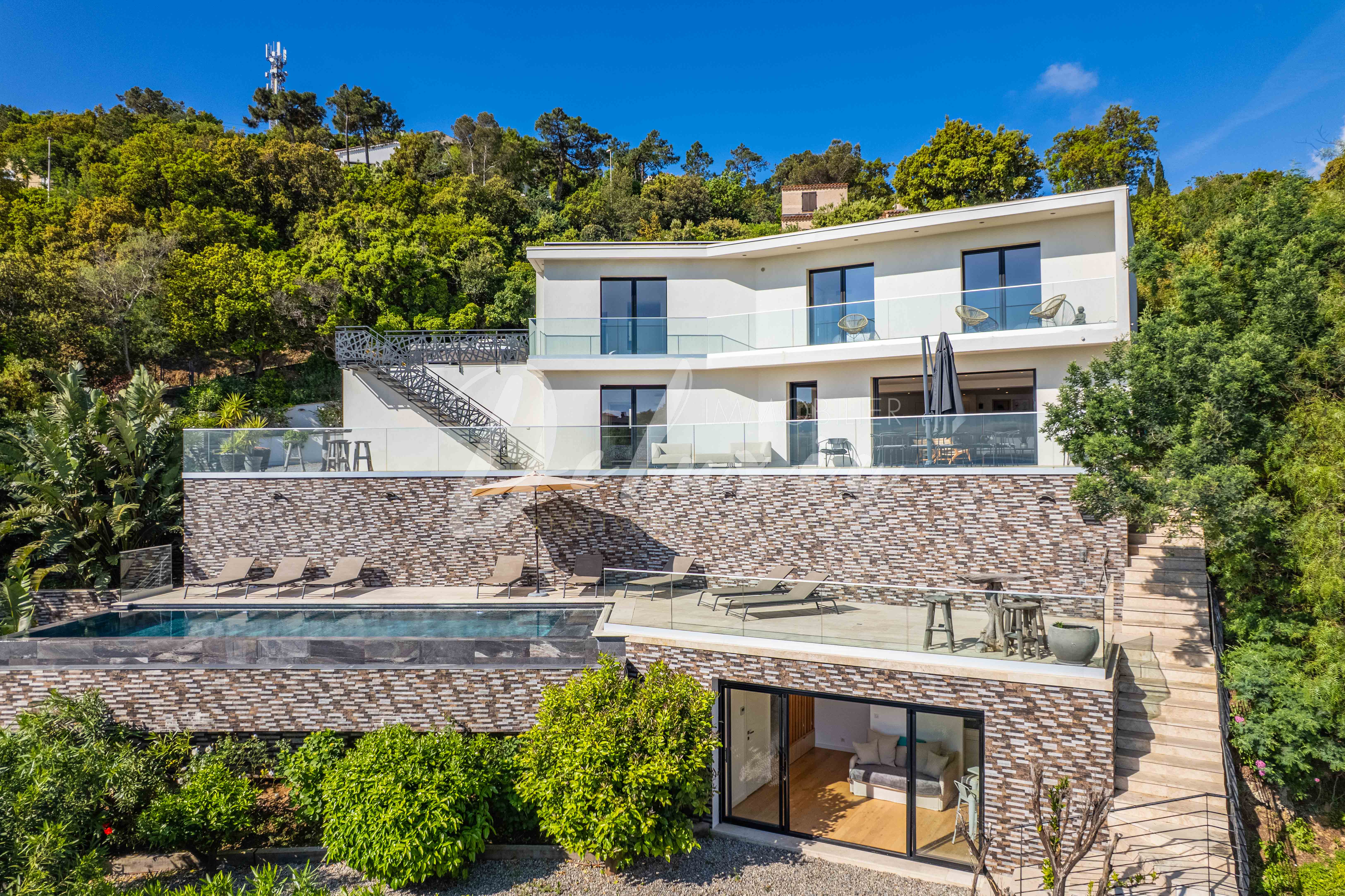 Villa avec 6 chambres, piscine, vue mer, dépendance et grand garage aux Issambres.