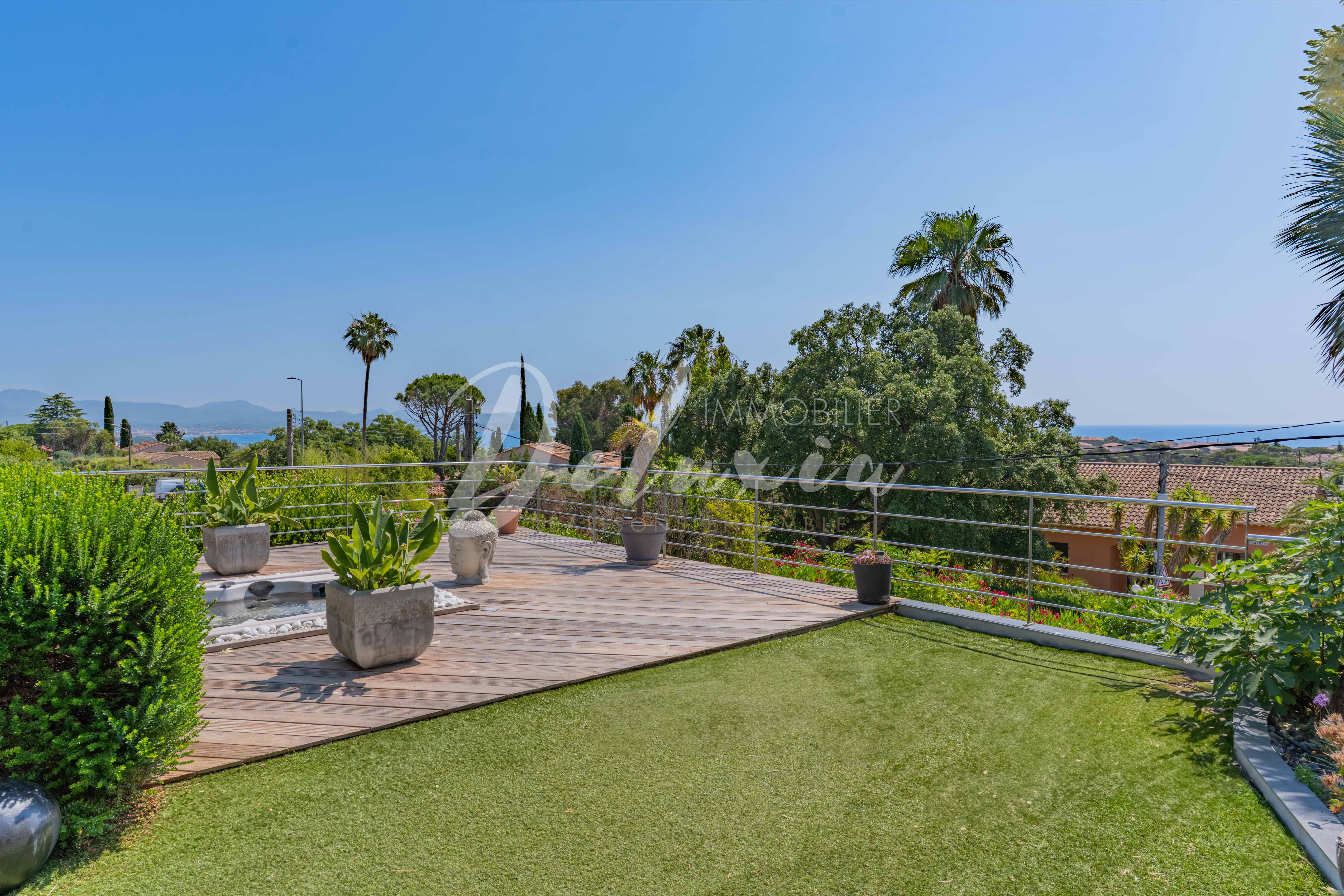Maison à vendre avec grande terrasse vue mer sur la Côte d'Azur 