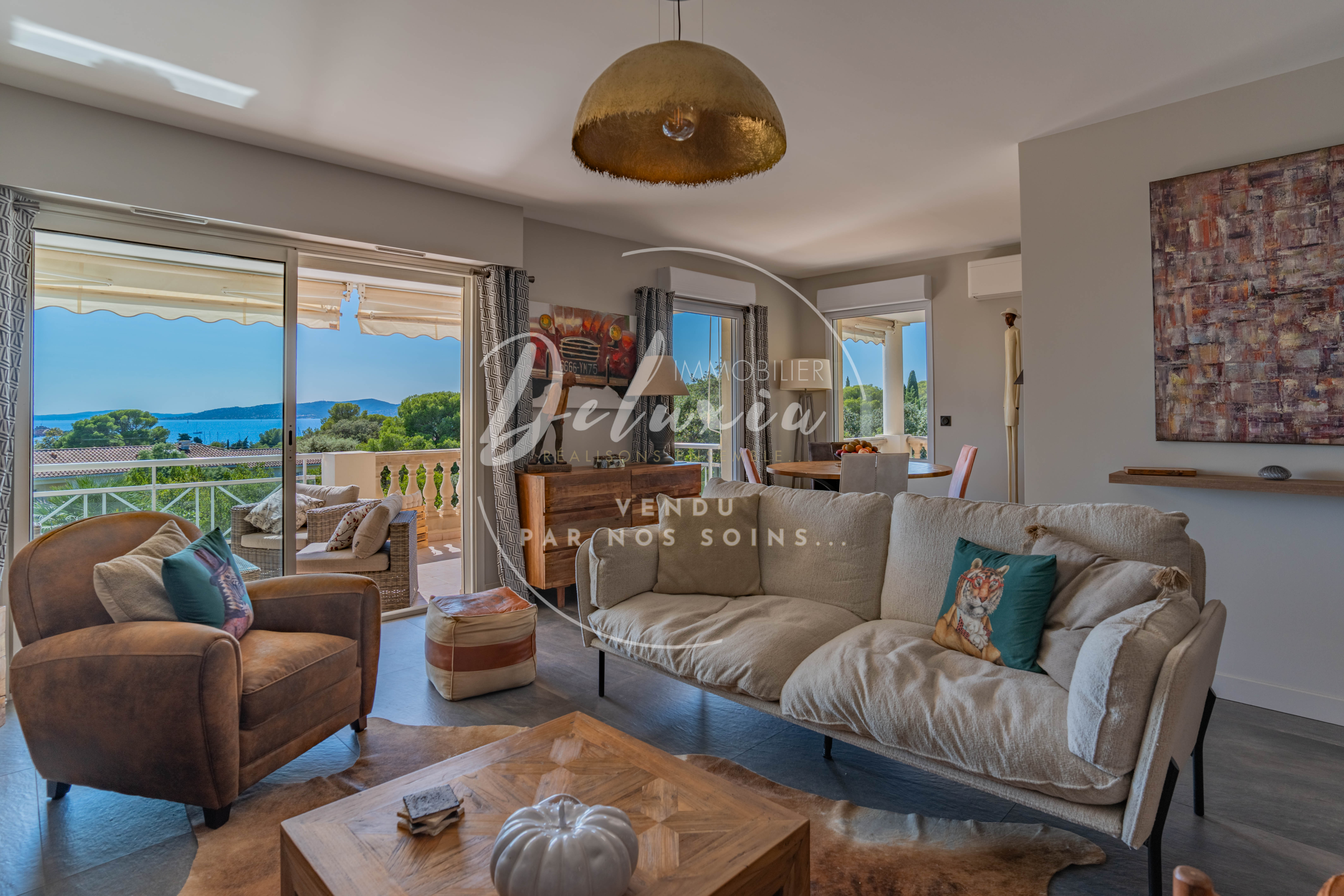 Appartement rénové avec vue mer, 3 chambres, grande terrasse et double garage, dans une résidence avec piscine proche de la plage à Saint-Raphaël.