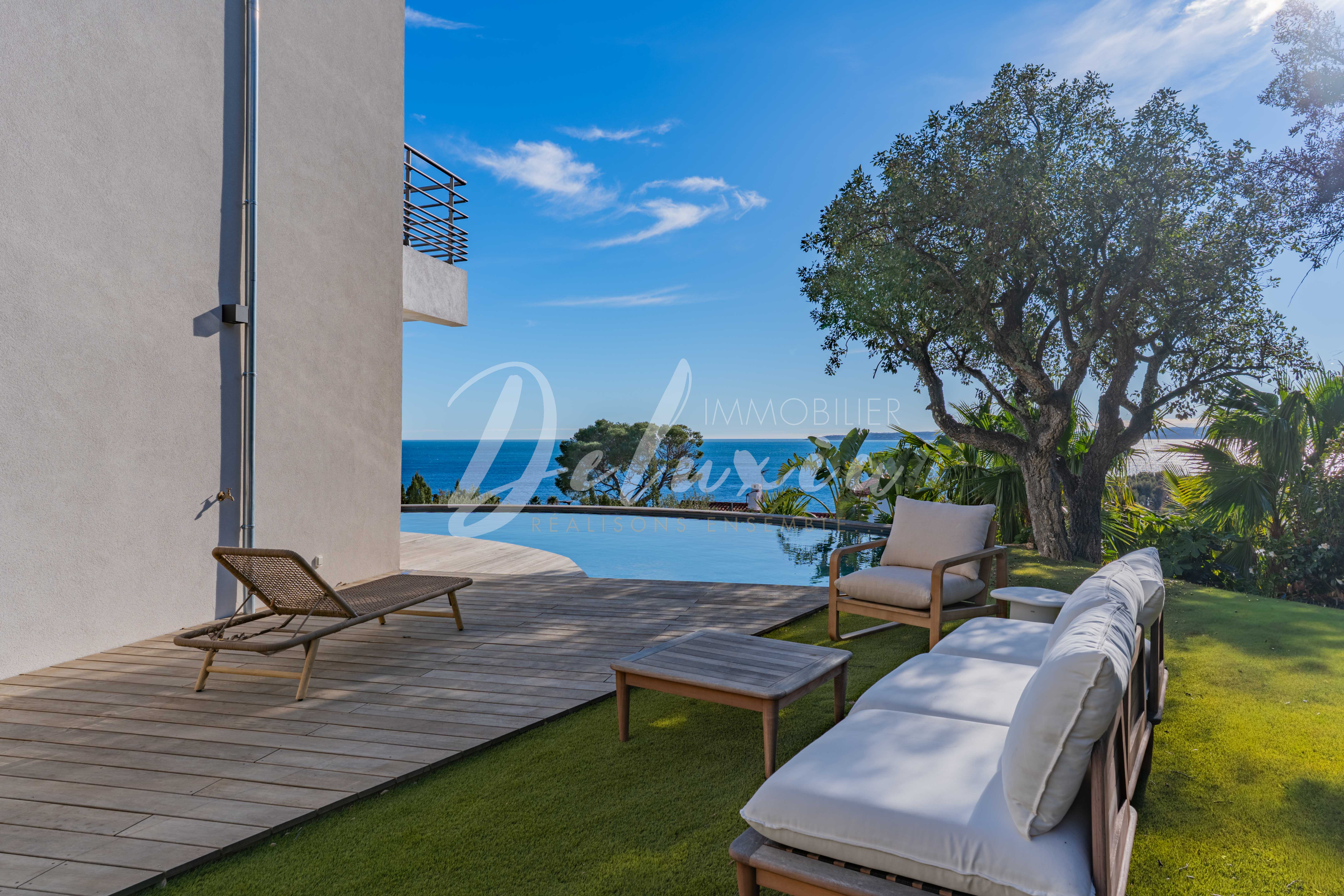 Villa à vendre avec grand salon de jardin aux Issambres