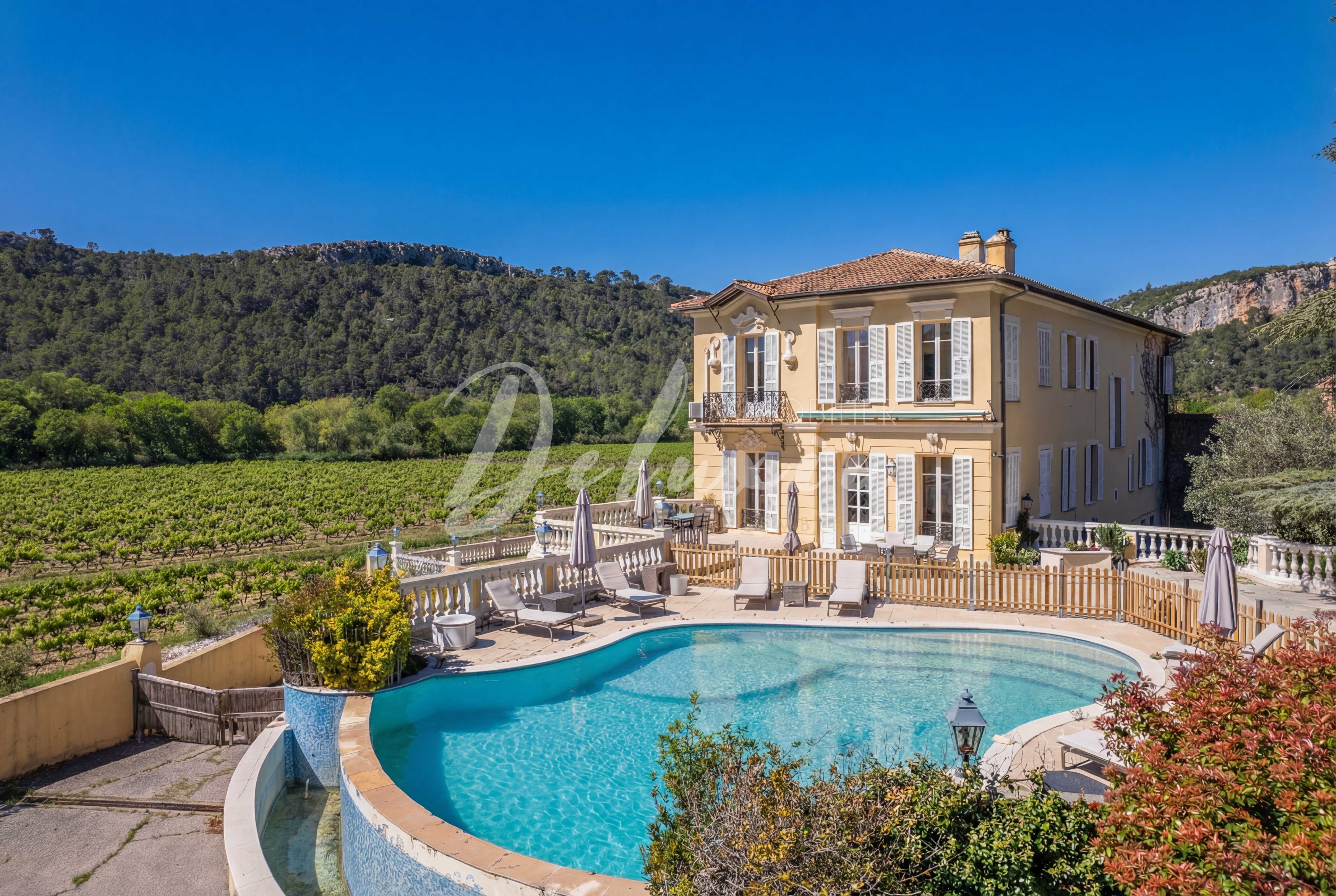 Bastide de caractère du XVIIIᵉ siècle avec piscine et vue dominante sur les vignes en Provence