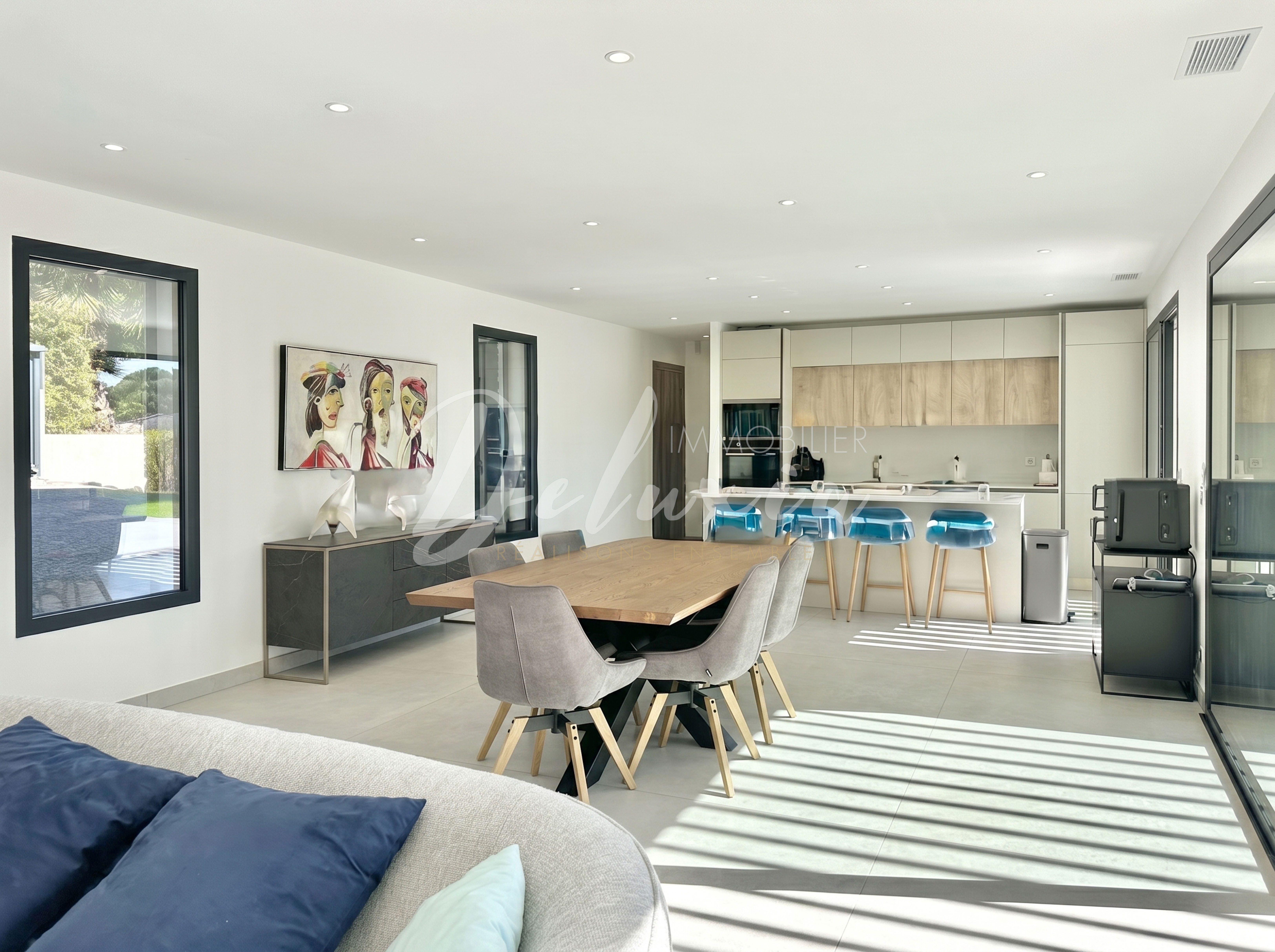 Villa contemporaine avec piscine chauffée et prestations haut de gamme à Fréjus.