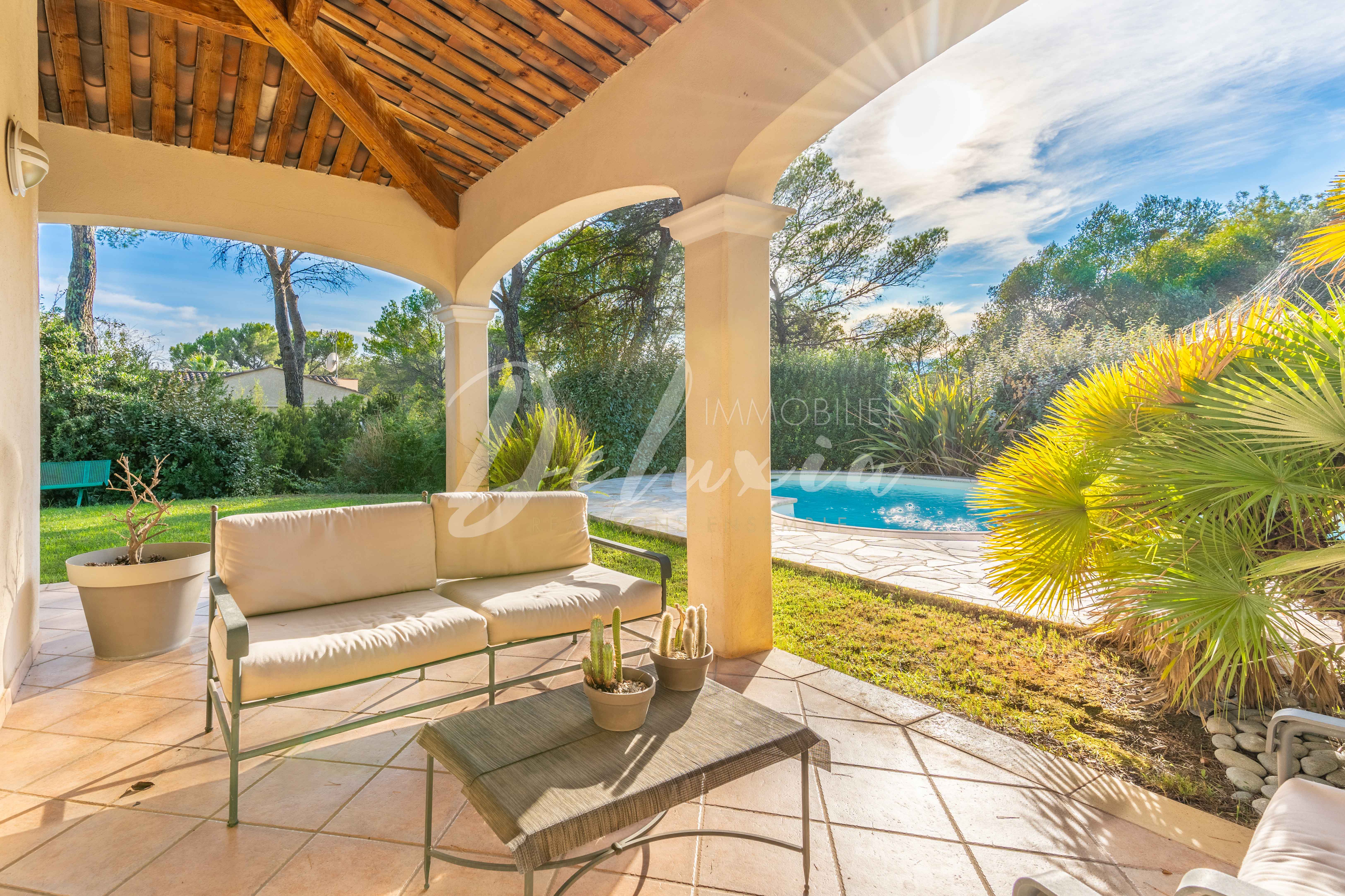 Terrasse avec piscine 