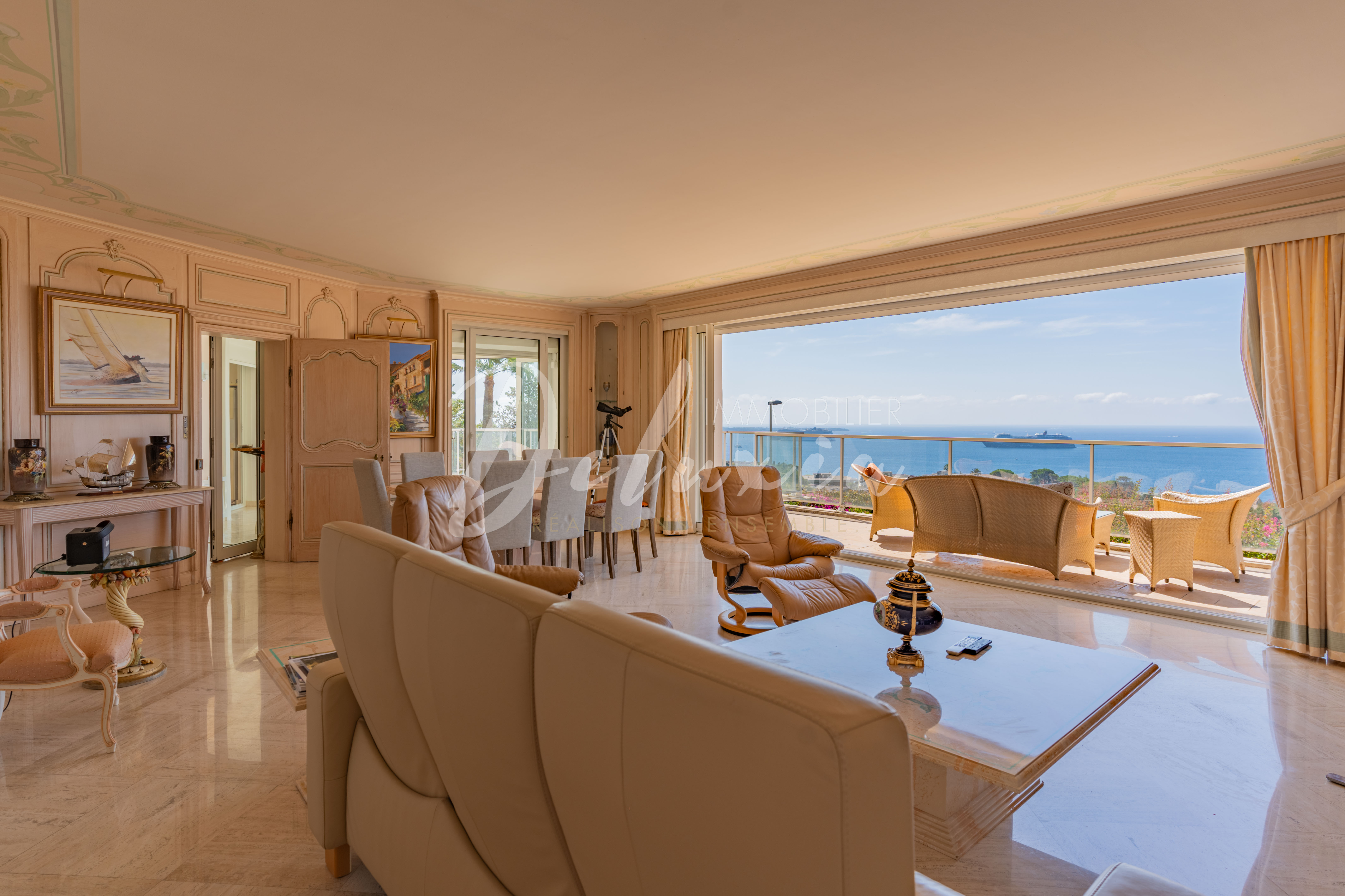 Villa avec grand séjour vue mer à Cannes. 