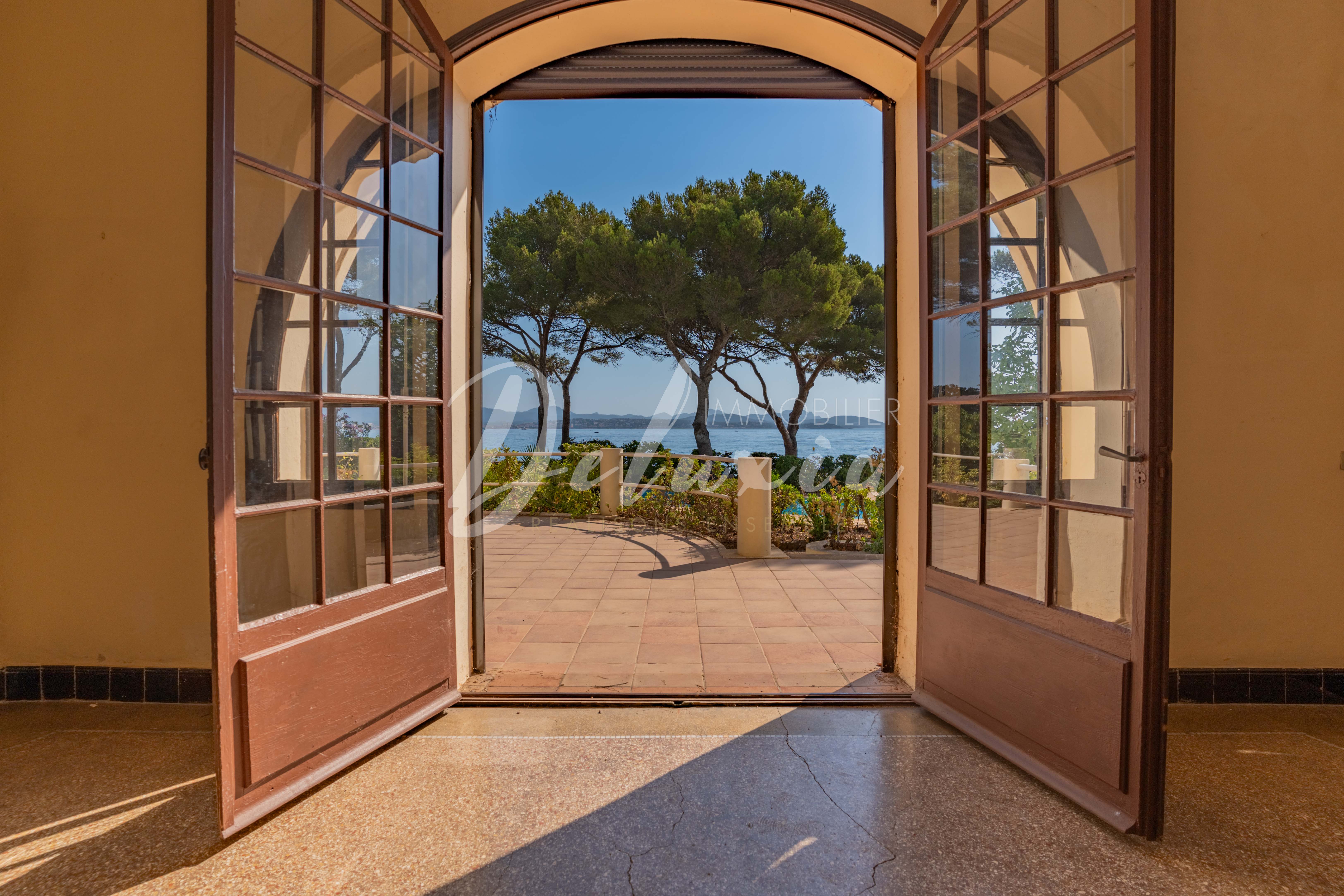 Achat villa avec grande pièce de vie vue mer à Saint-Aygulf