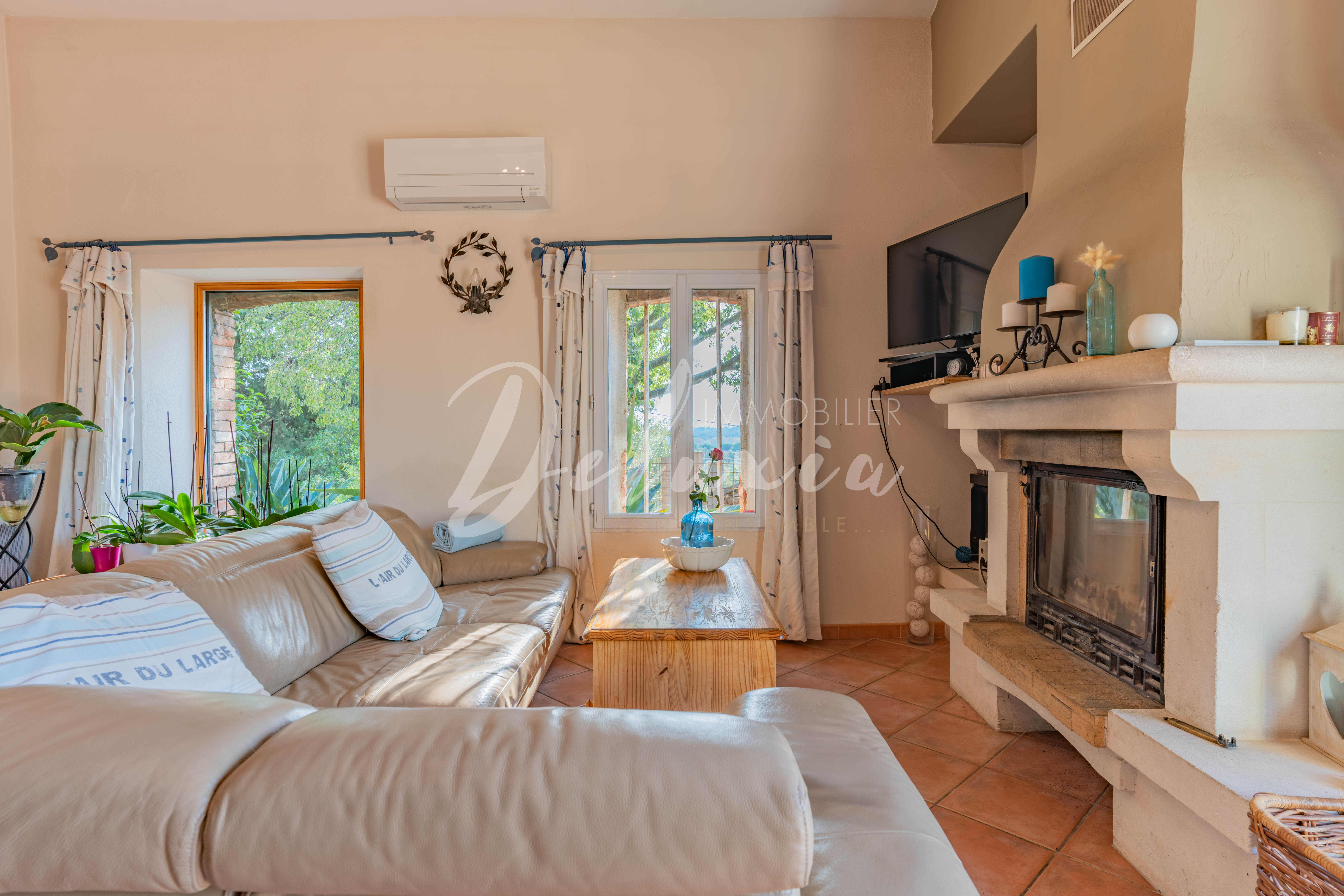 Propriété à vendre avec grand salon et cheminée à Sainte-Maxime