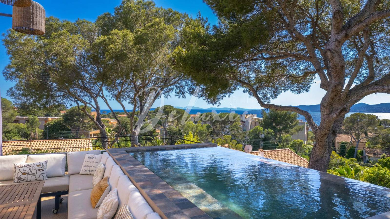 Villa avec vue mer, proche des commerces du Port Santa Lucia et des criques, à Saint-Raphaël.