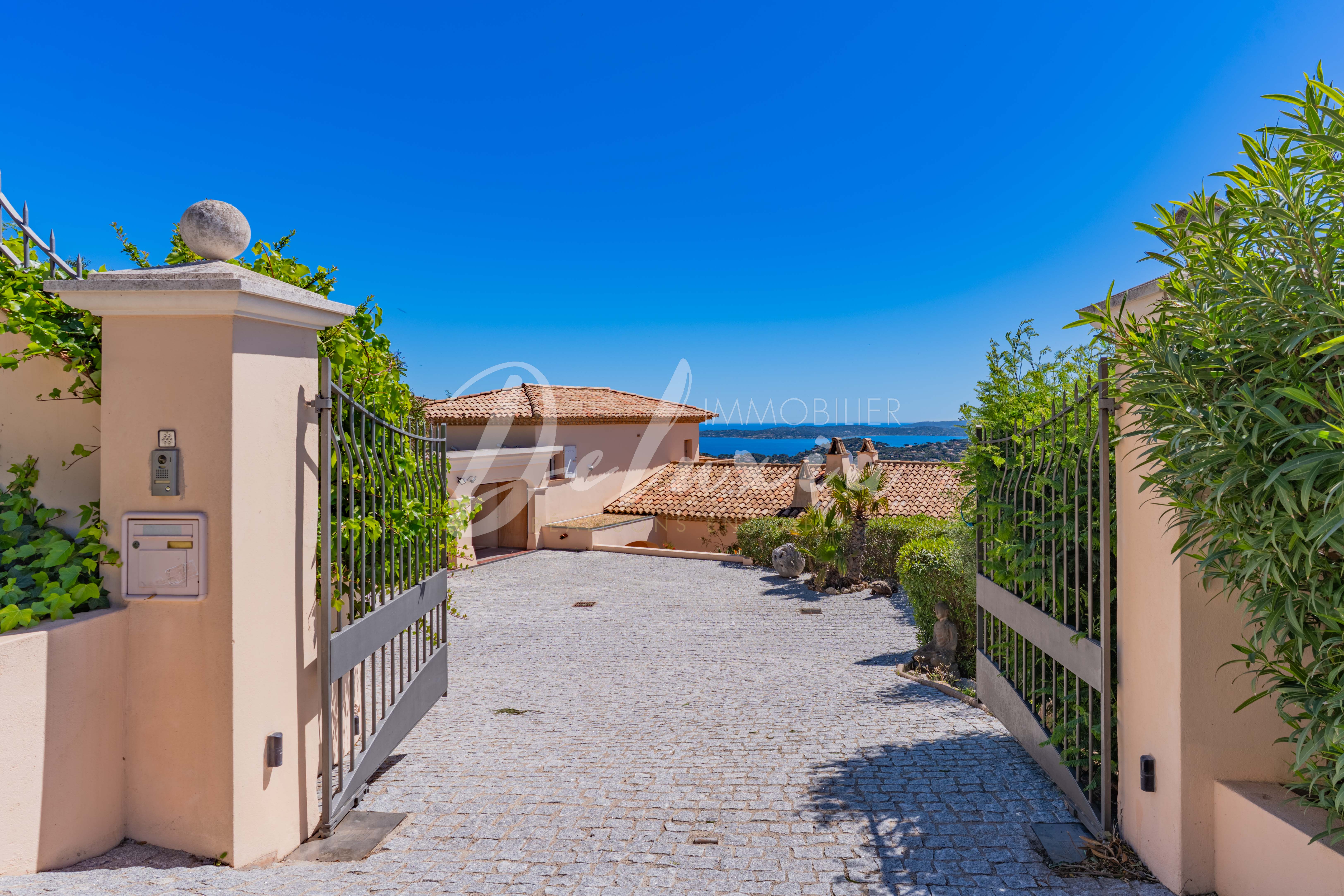 Maison à vendre avec garage et stationnement à Sainte-Maxime