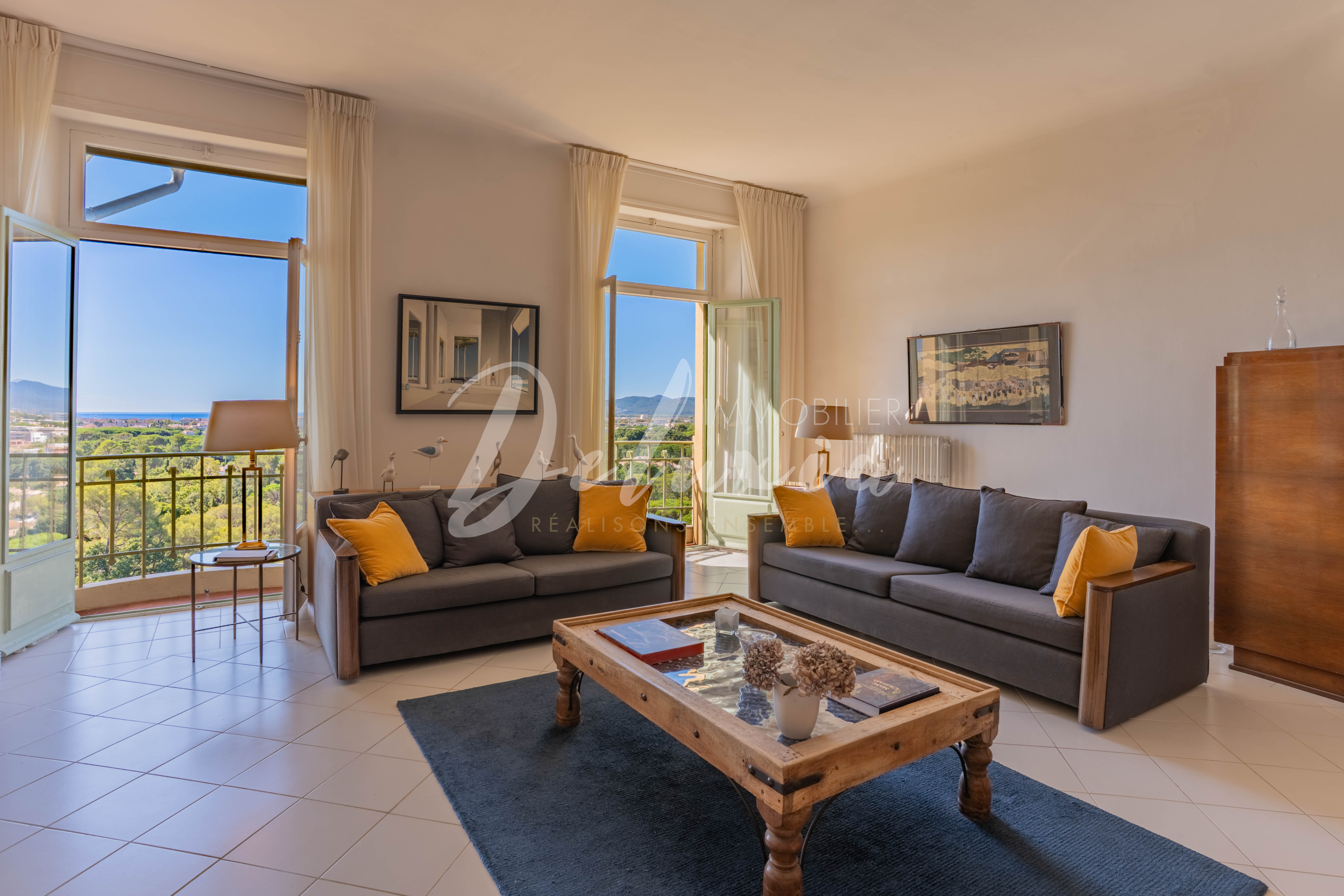 Appartement à vendre avec de beaux volumes à Fréjus. 