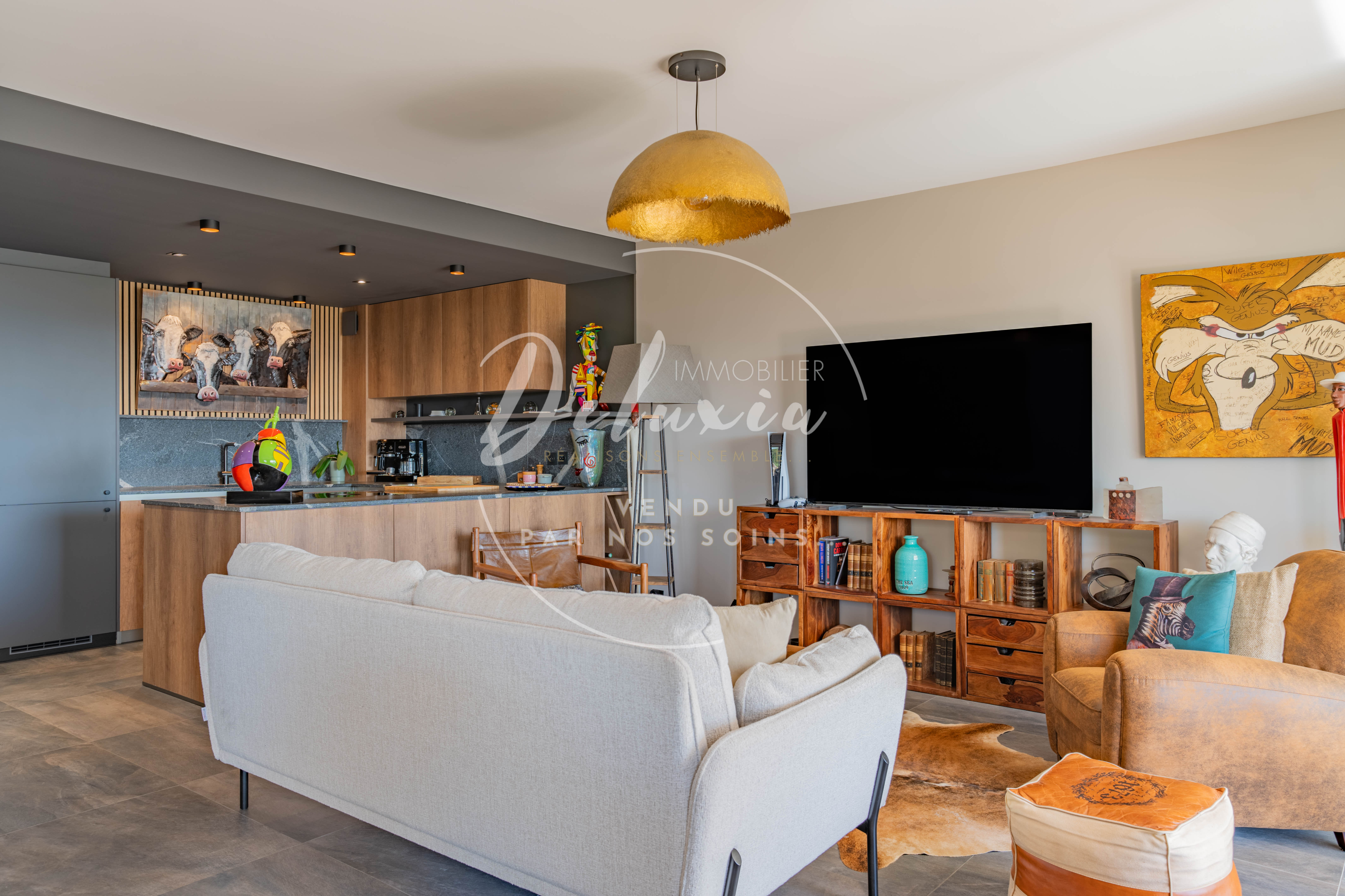 Appartement rénové avec vue mer, 3 chambres, grande terrasse et double garage, dans une résidence avec piscine proche de la plage à Saint-Raphaël.