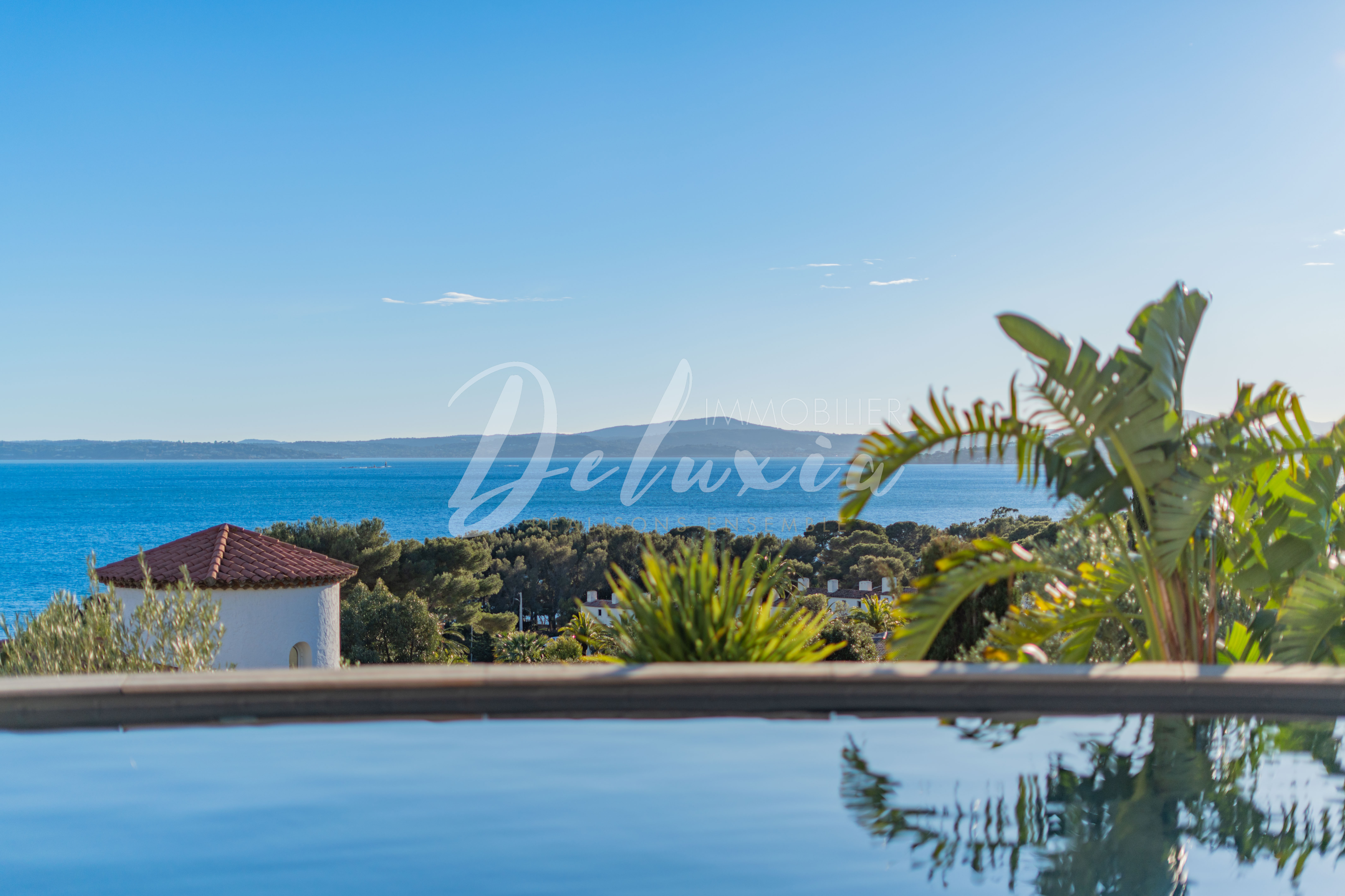 Acheter une villa avec vue mer depuis la piscine aux Issambres