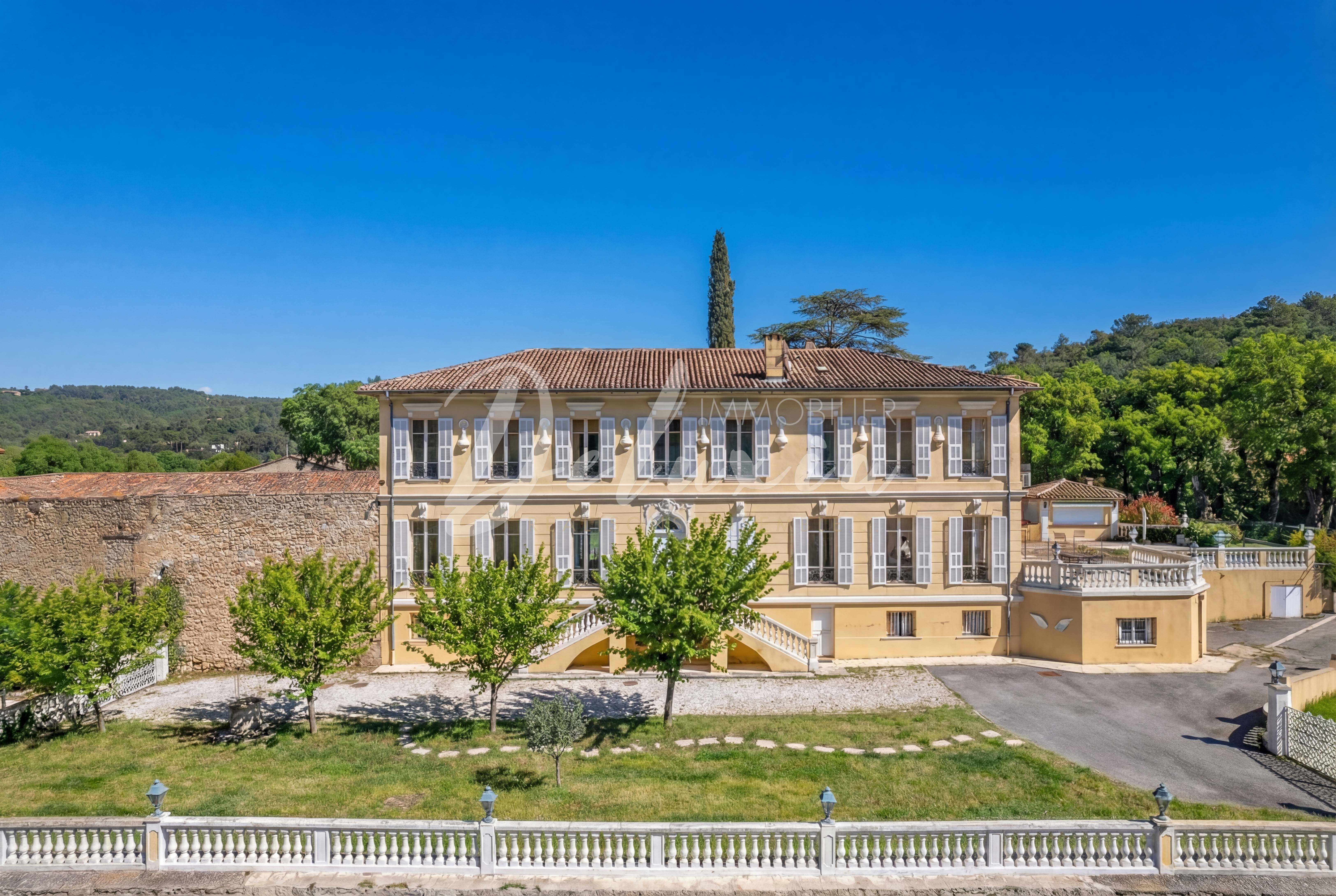 Façade principale de la bastide provençale – domaine viticole avec habitation de standing en Provence