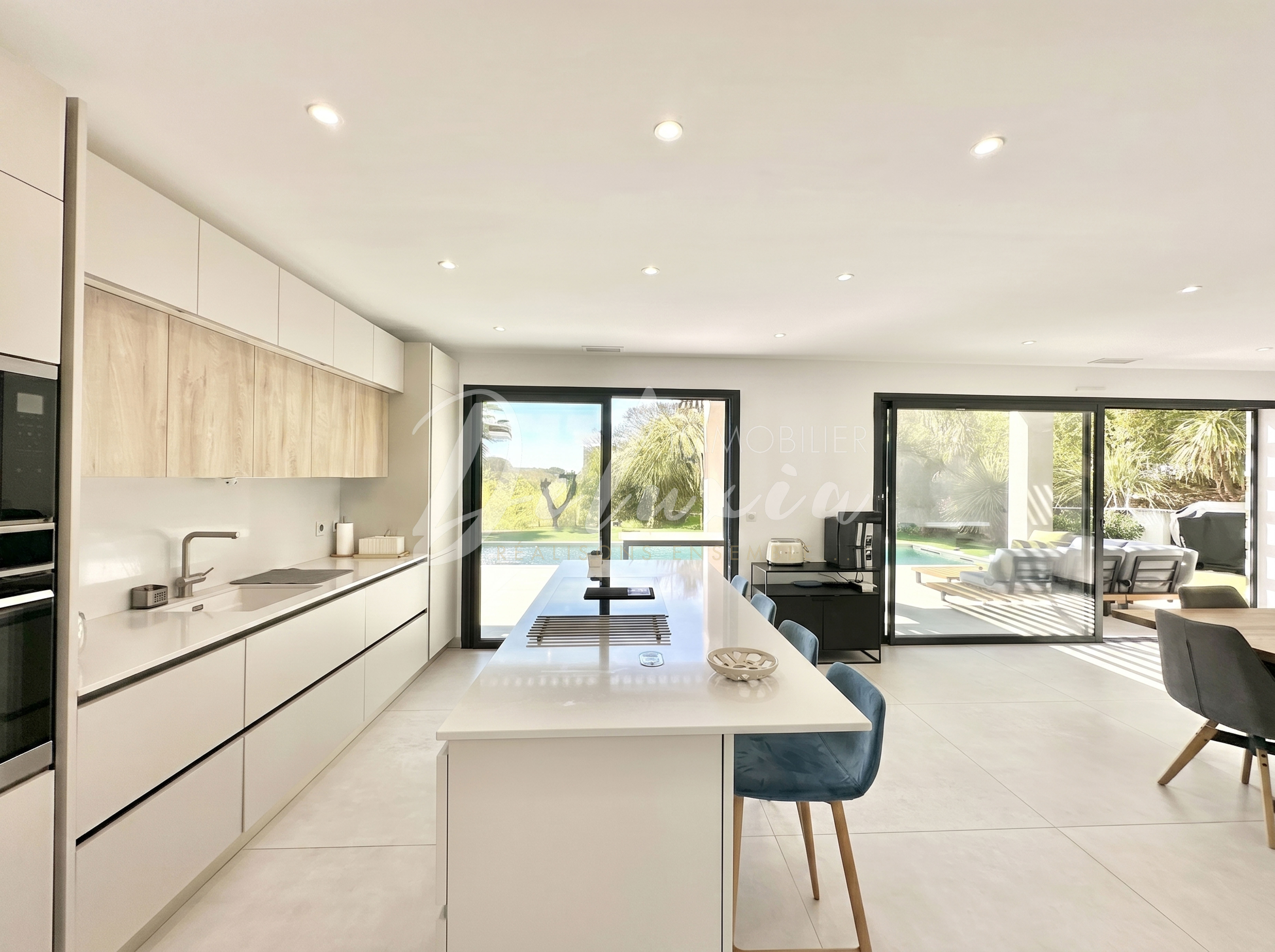 Villa contemporaine avec piscine chauffée et prestations haut de gamme à Fréjus.