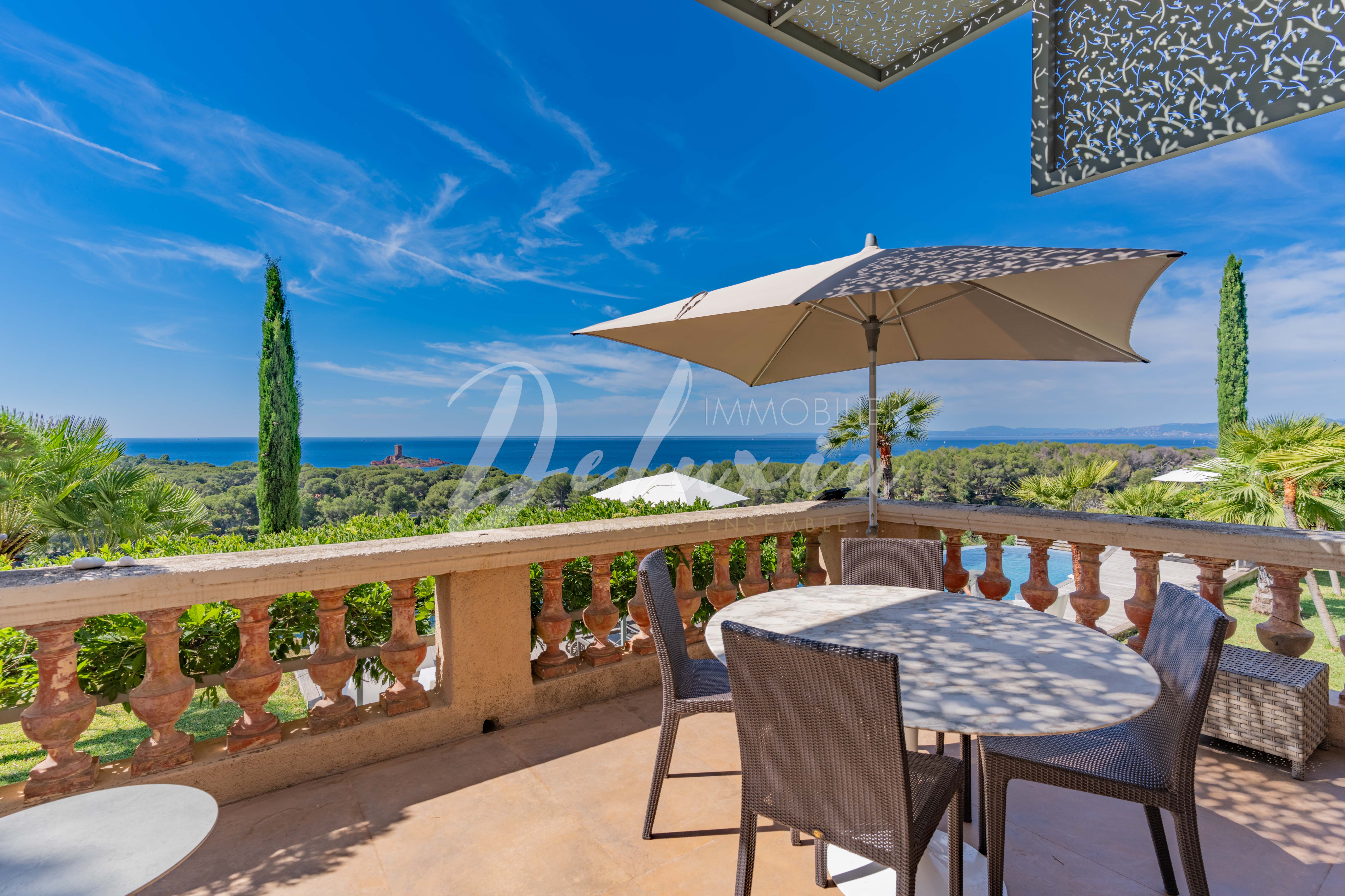 Achat villa avec grandes terrasses vue mer à Saint-Raphaël 