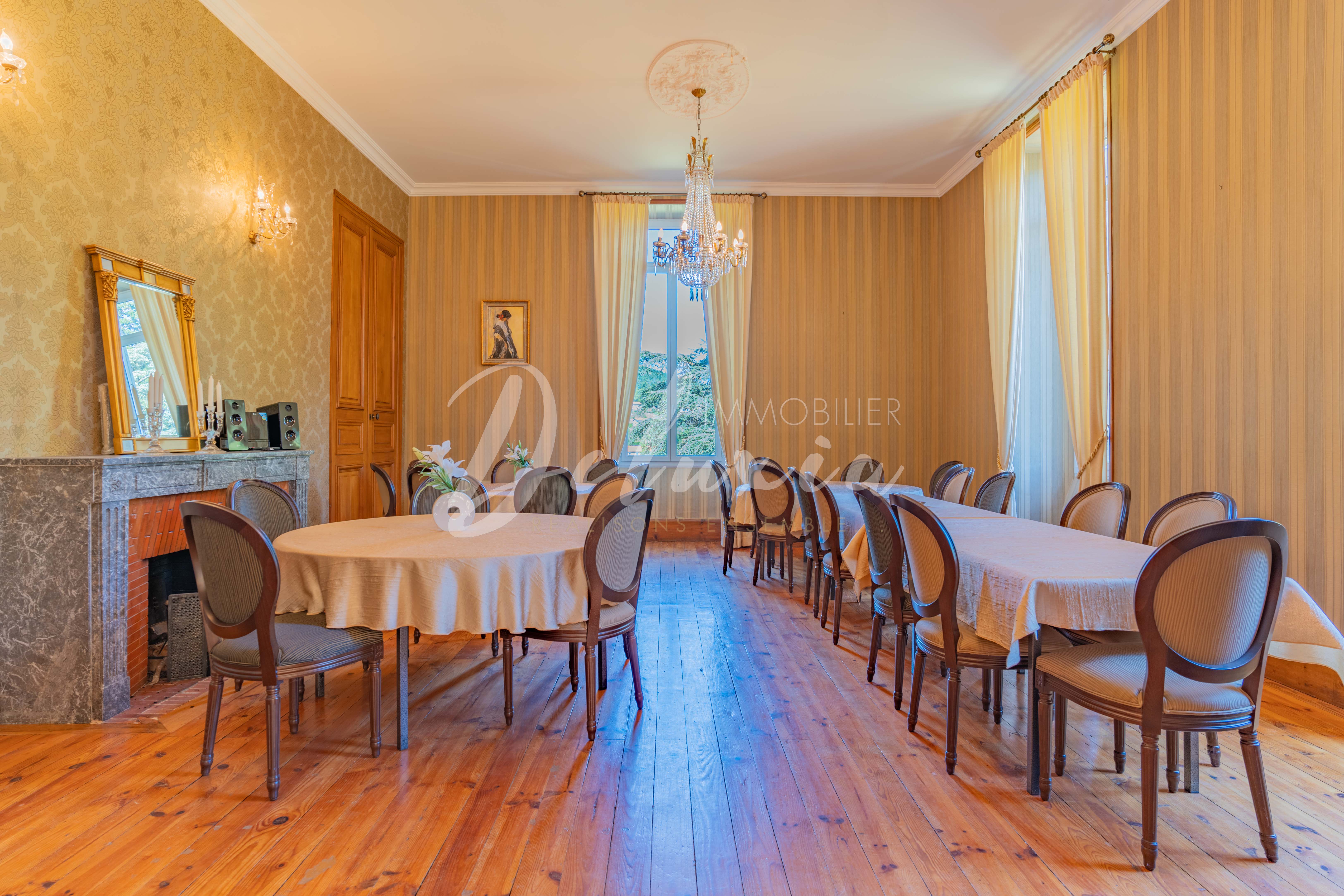 Domaine à vendre avec de beaux volumes à Saint-Julien-Molin-Molette