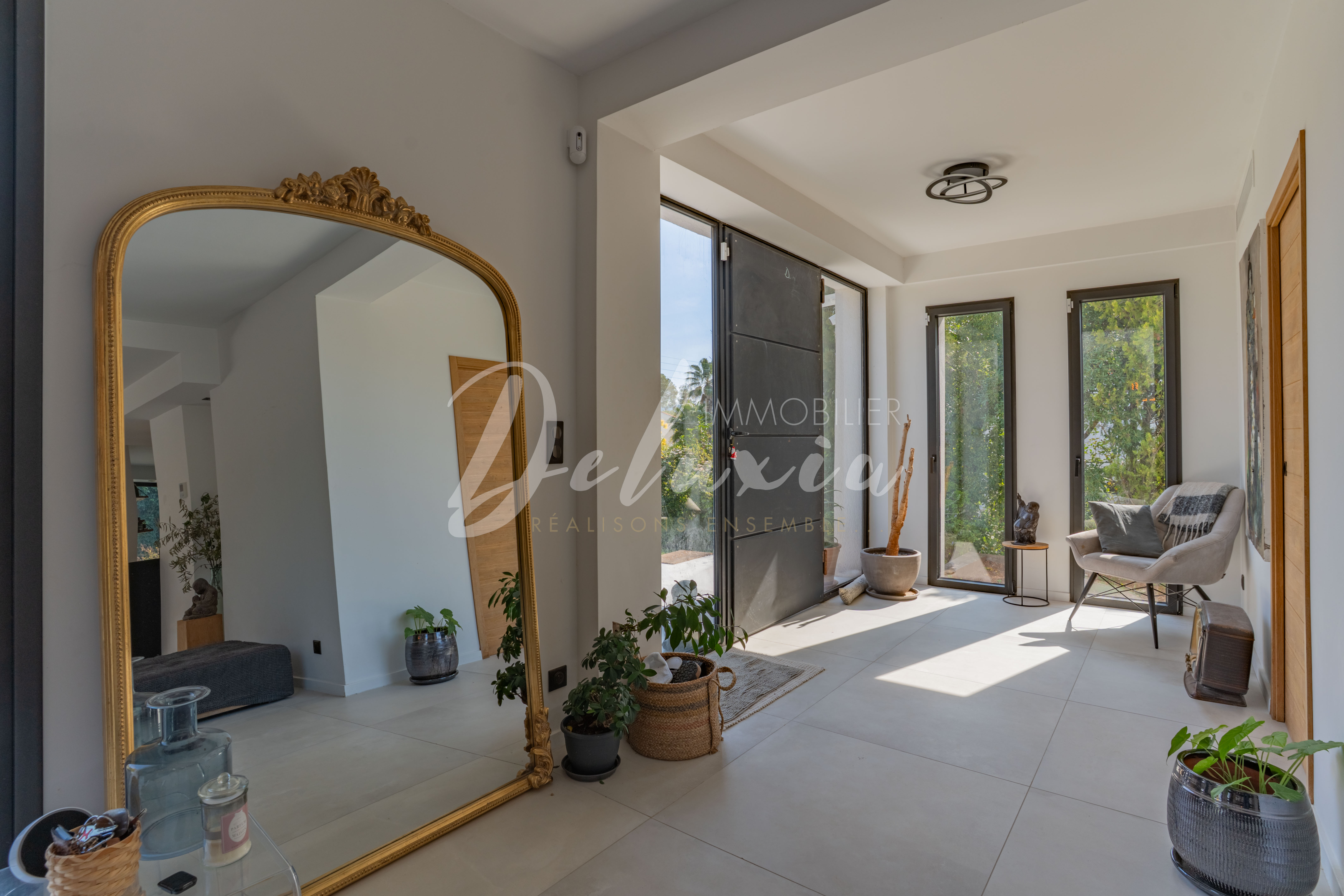 Villa rénovée avec piscine et 4 chambres au cœur de Valescure à Saint-Raphaël.