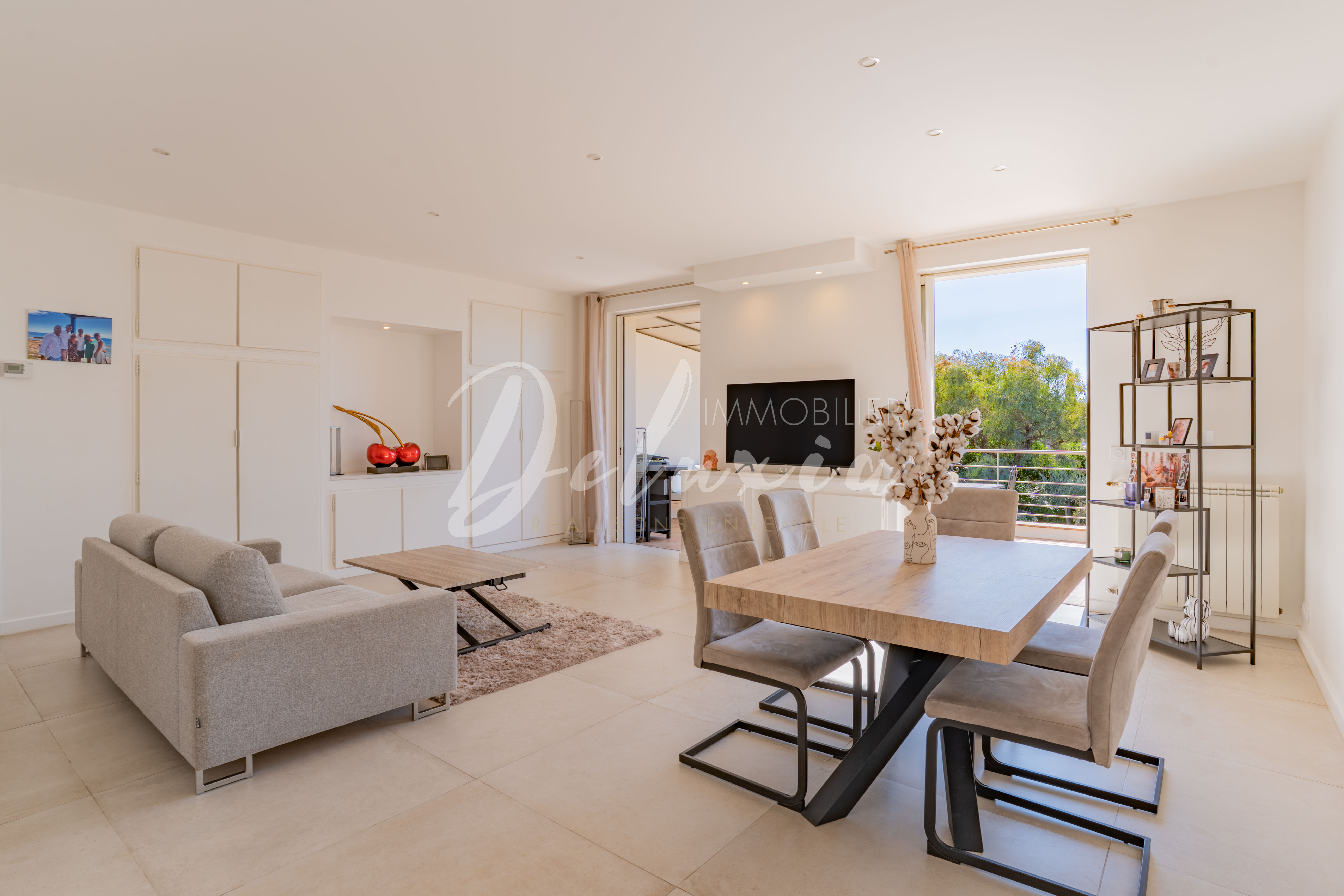 Villa divisée en plusieurs appartements à vendre à Saint-Raphaël.