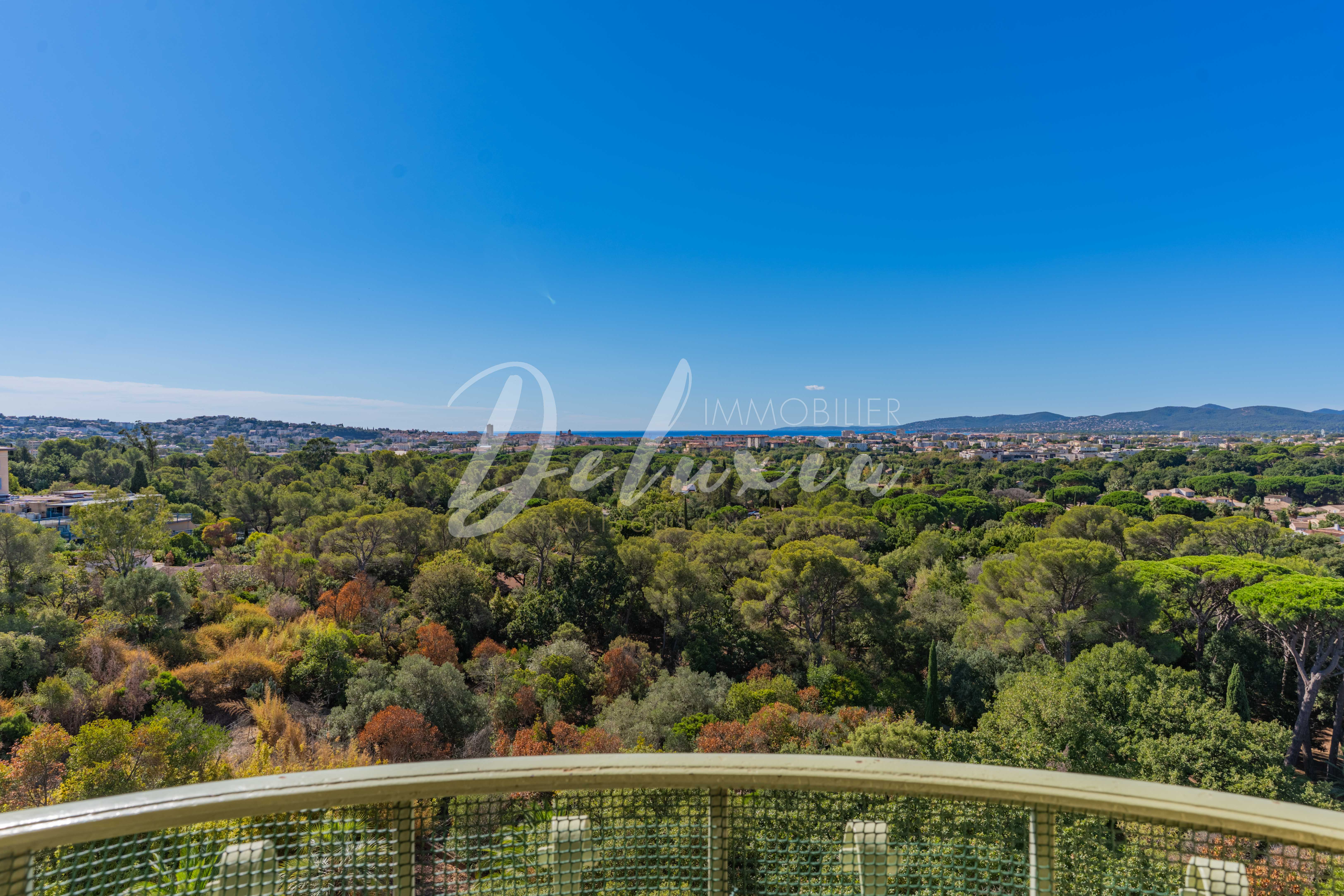 Acheter un appartement avec vue dominante sur la Côte d'Azur.