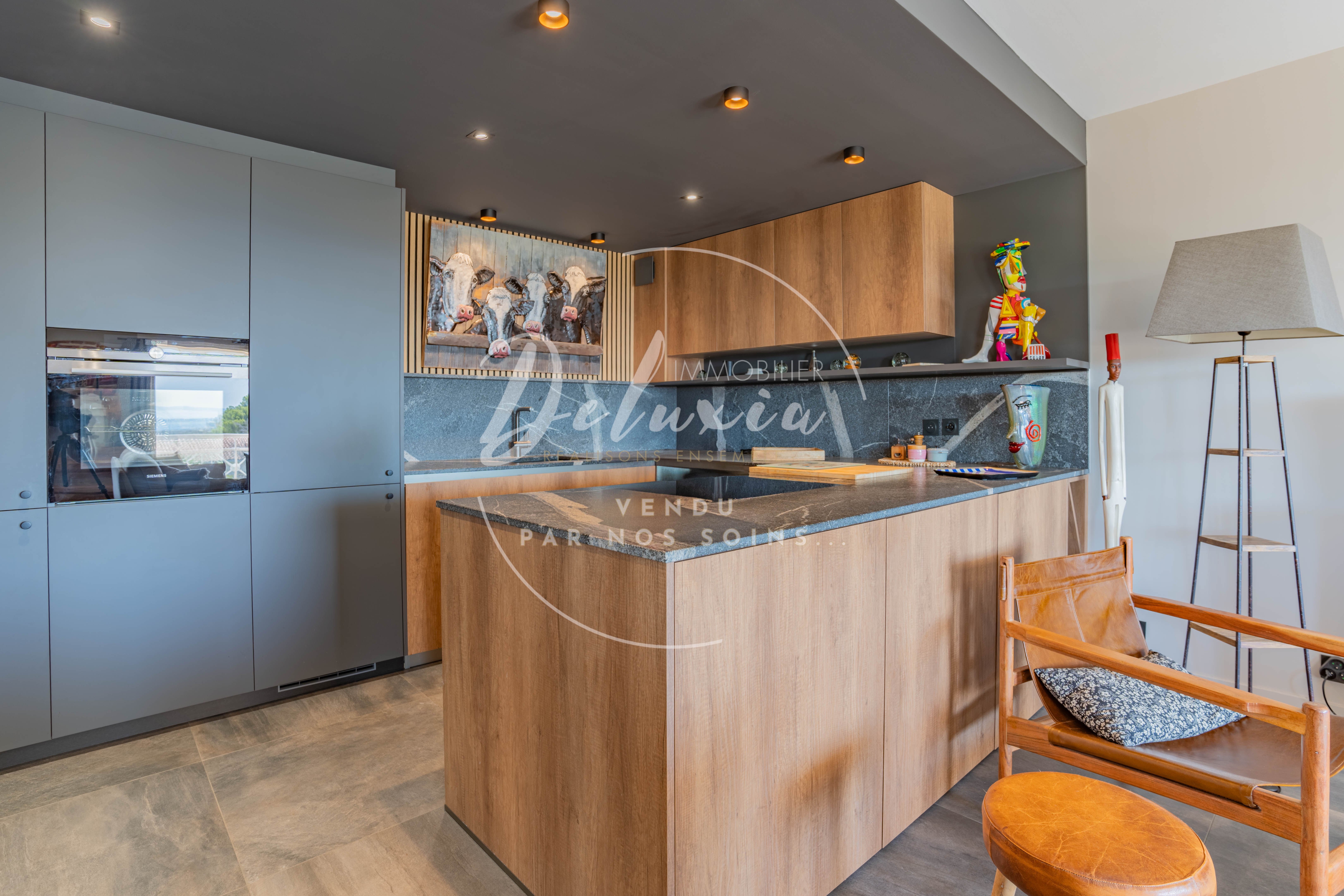 Appartement rénové avec vue mer, 3 chambres, grande terrasse et double garage, dans une résidence avec piscine proche de la plage à Saint-Raphaël.