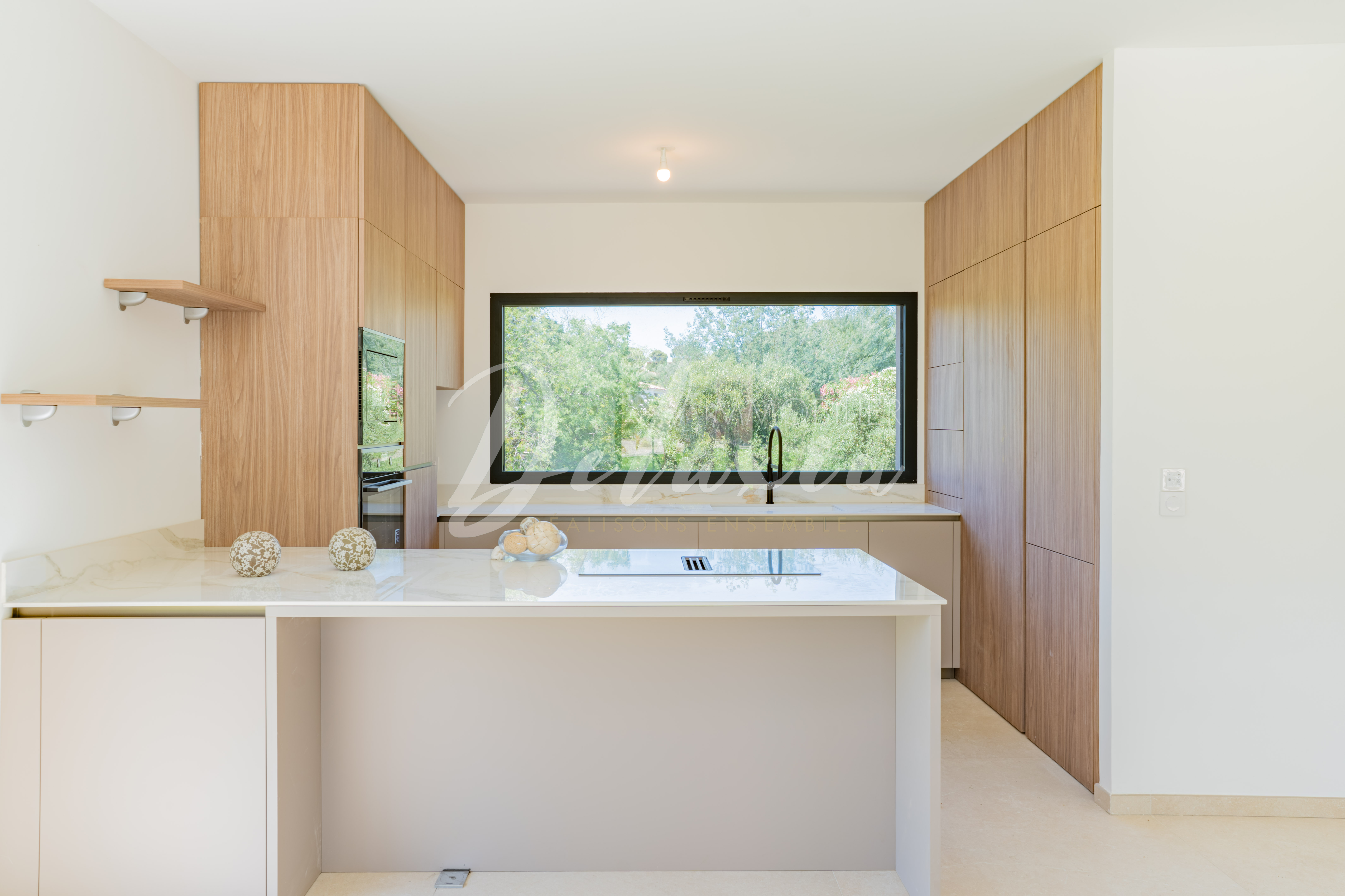 Villa à vendre avec cuisine contemporaine ouverte à Saint-Raphaël