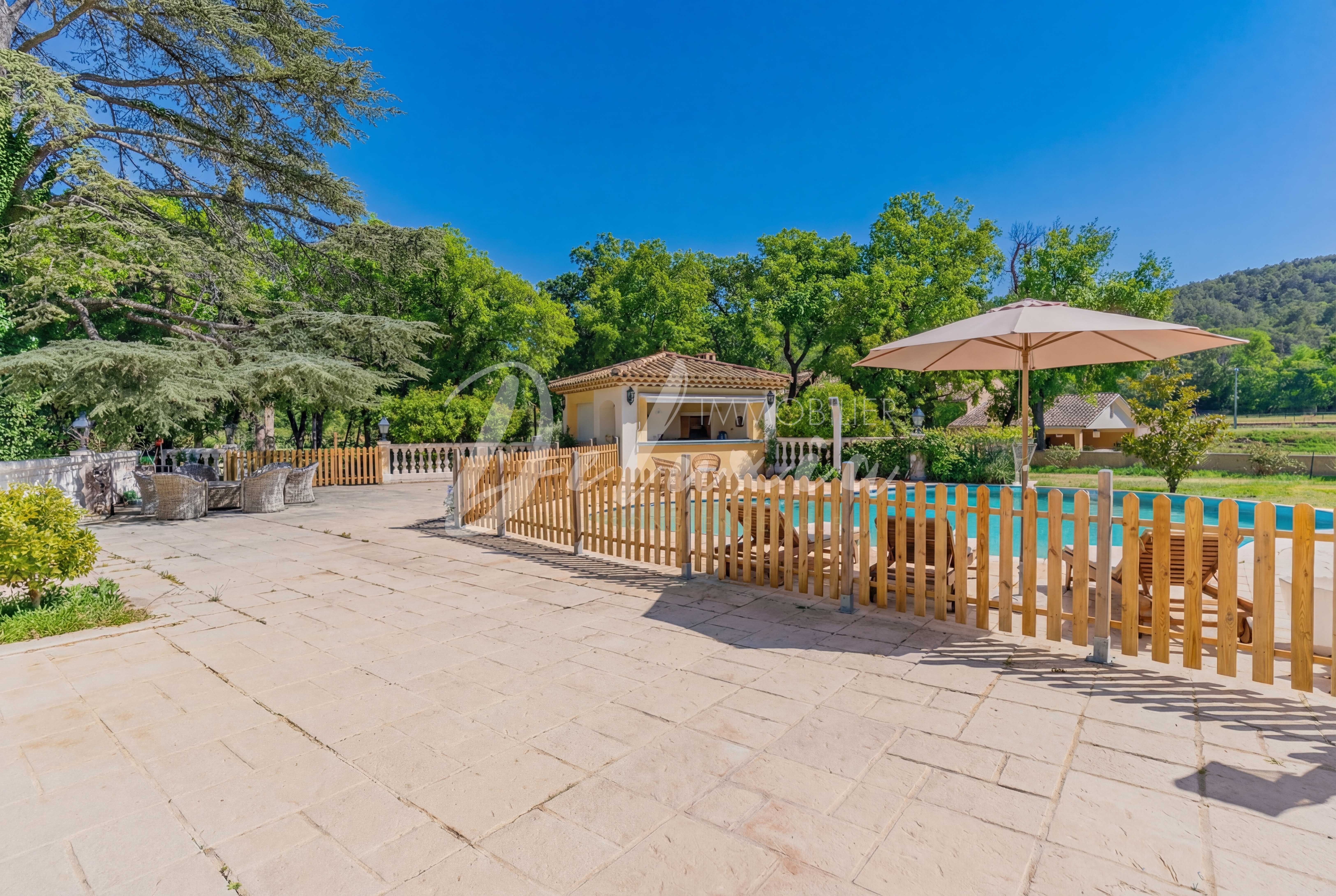 Terrasse et pool house offrant un cadre de vie exceptionnel au cœur du domaine viticole