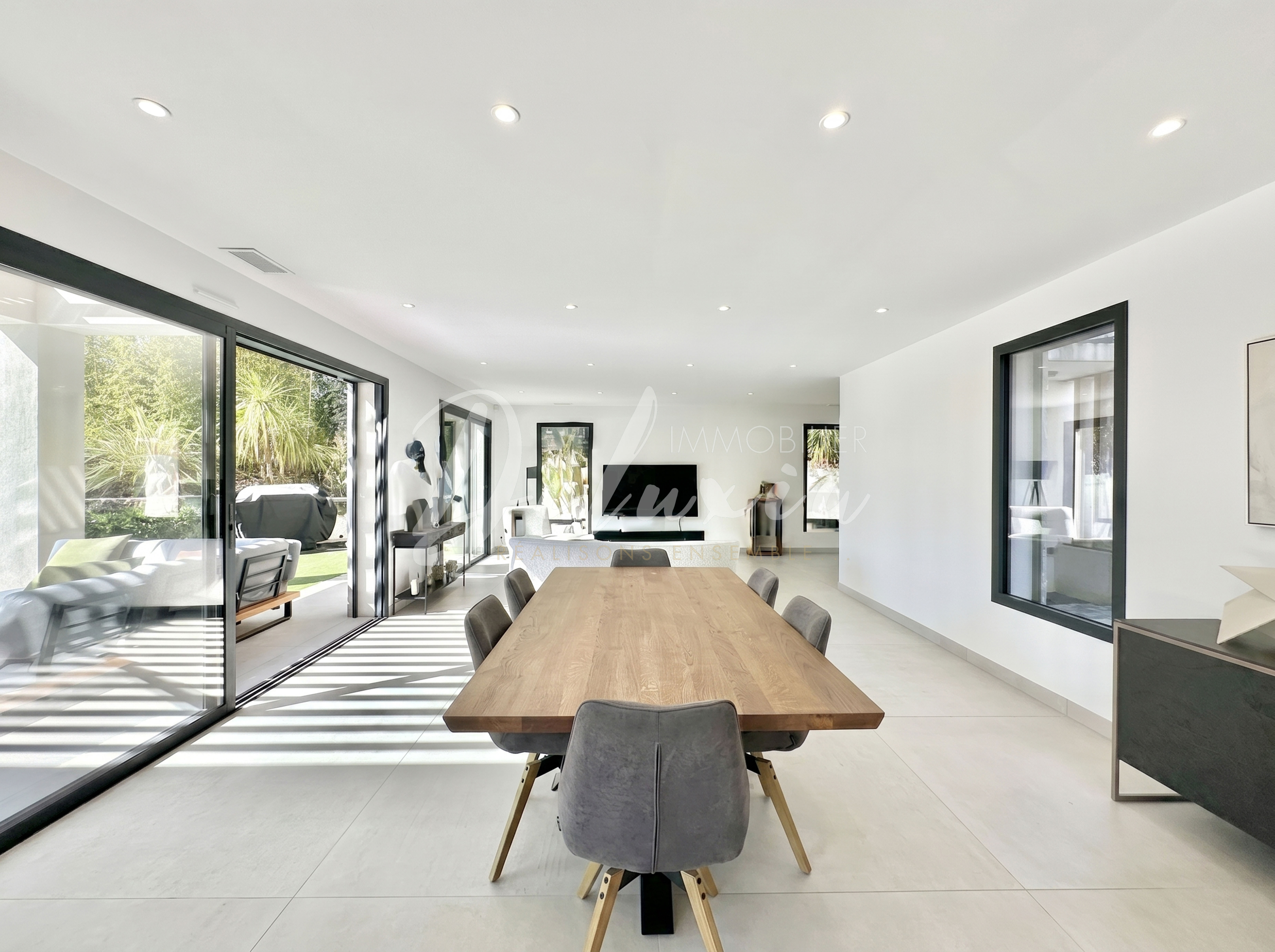 Villa contemporaine avec piscine chauffée et prestations haut de gamme à Fréjus.