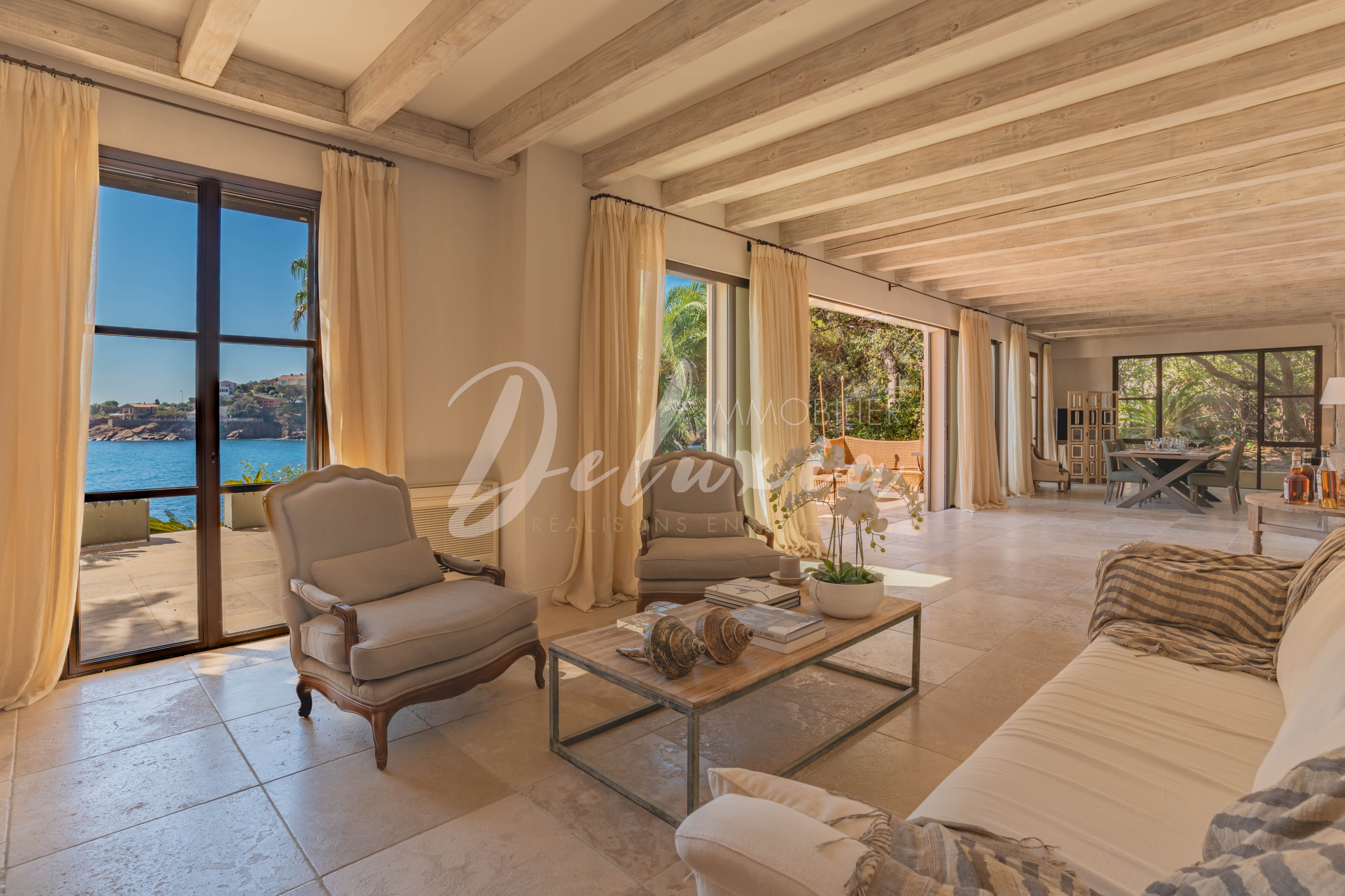 Achat villa avec séjour lumineux vue mer à Saint-Raphaël