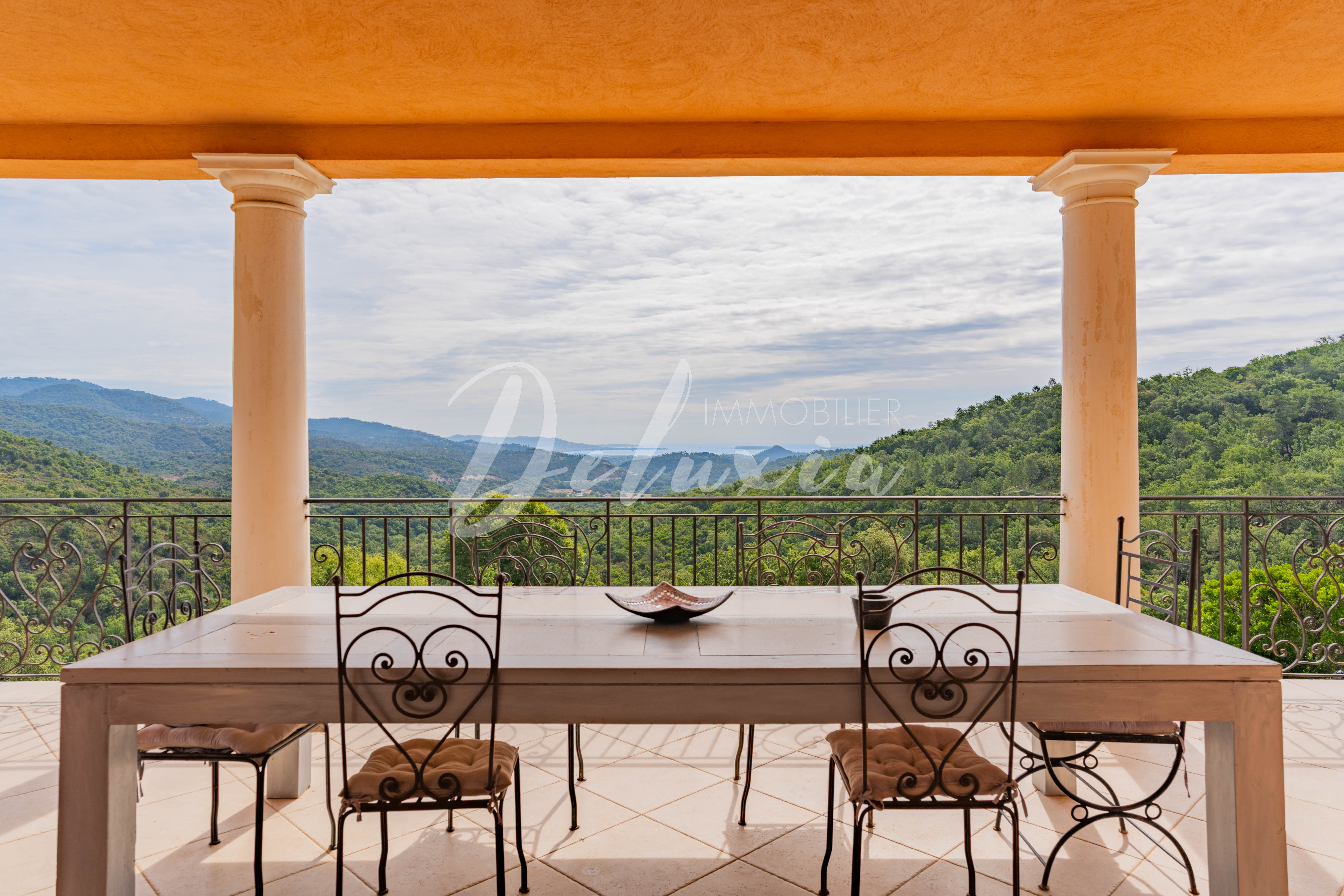 Maison à vendre avec grande terrasse vue mer aux Adrets -de-L'Estérel
