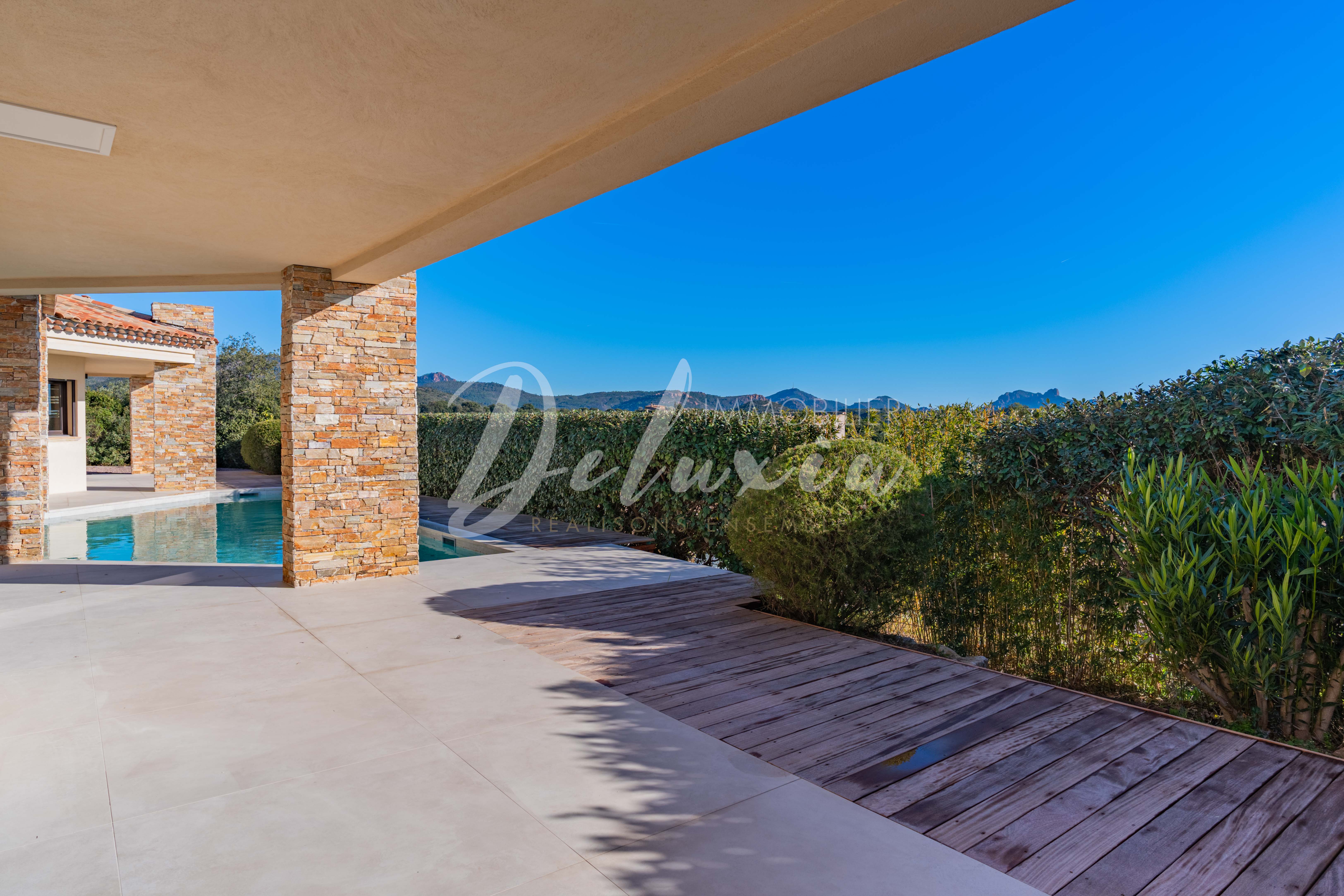 Achat villa avec grande terrasse ensoleillée à Saint-Raphaël 