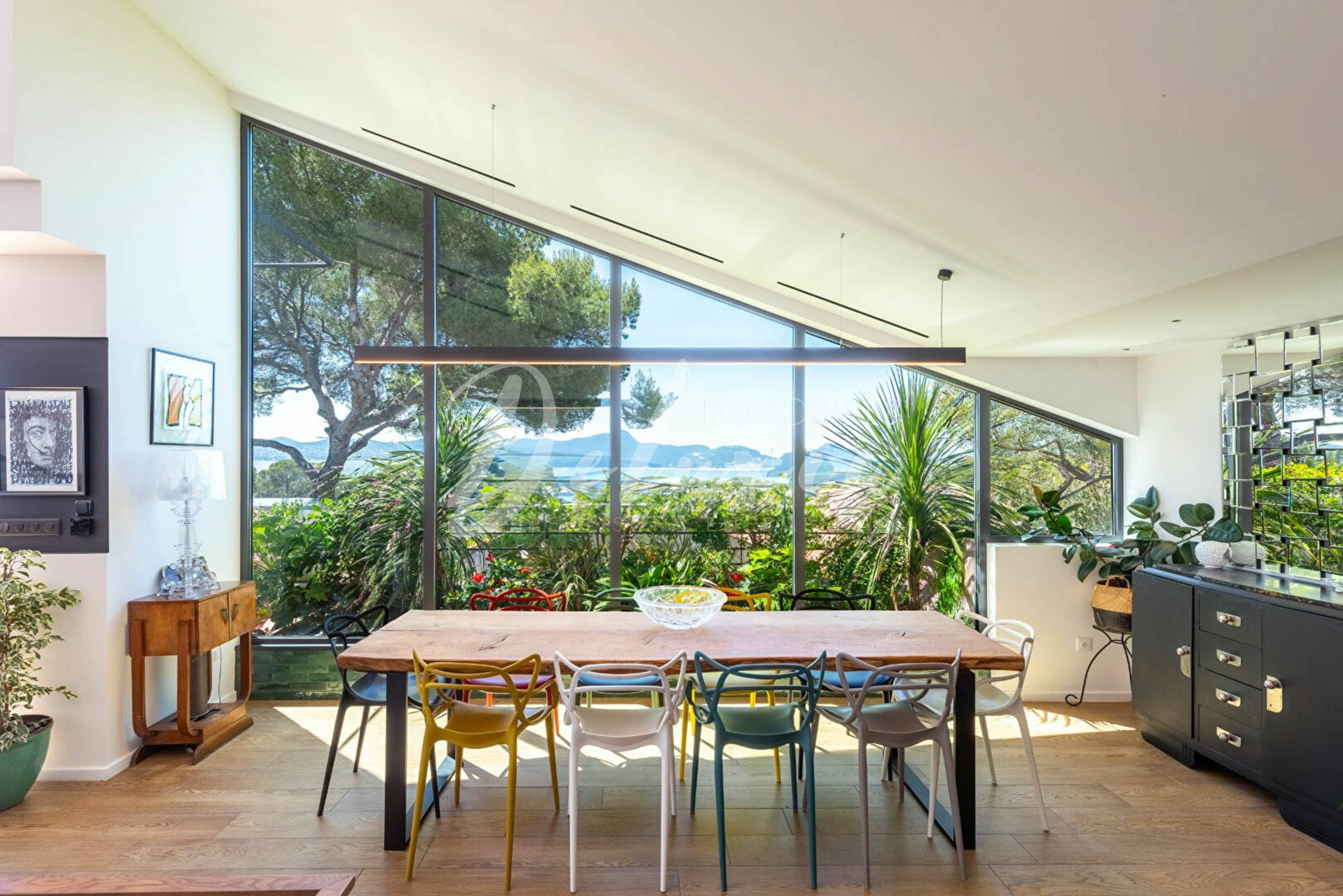Villa avec vue mer, proche des commerces du Port Santa Lucia et des criques, à Saint-Raphaël.