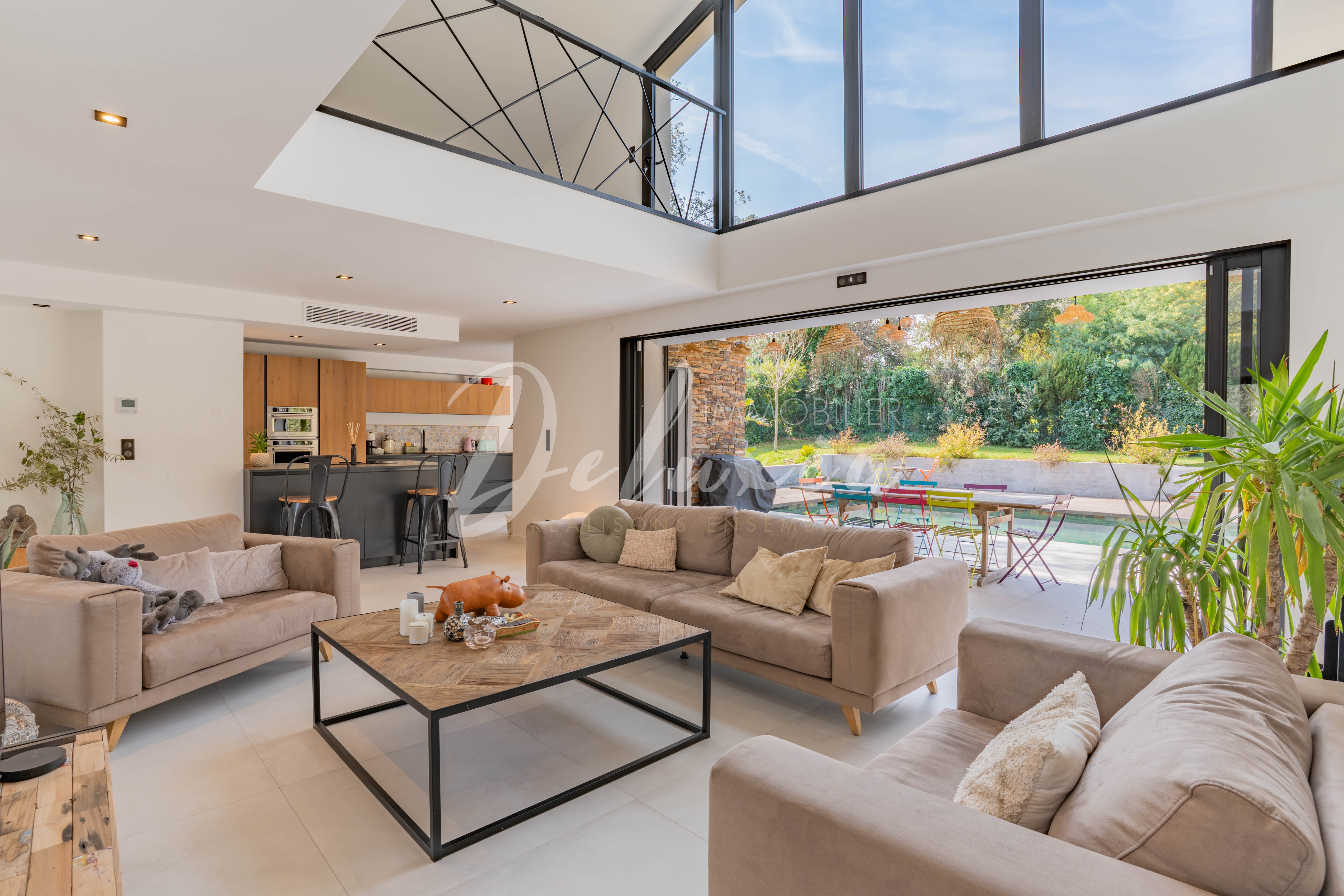 Villa rénovée avec piscine et 4 chambres au cœur de Valescure à Saint-Raphaël.
