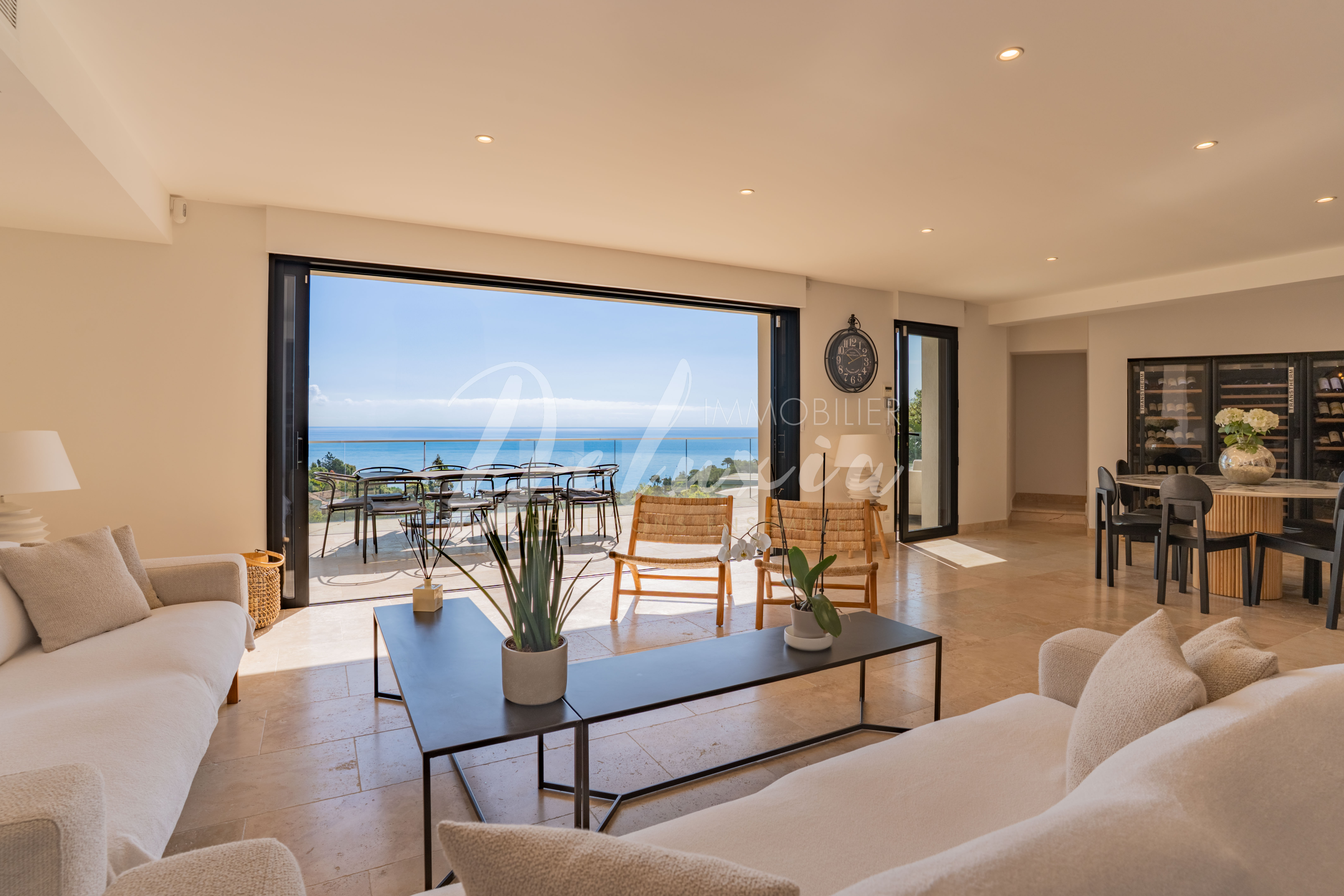 Villa avec 6 chambres, piscine, vue mer, dépendance et grand garage aux Issambres.