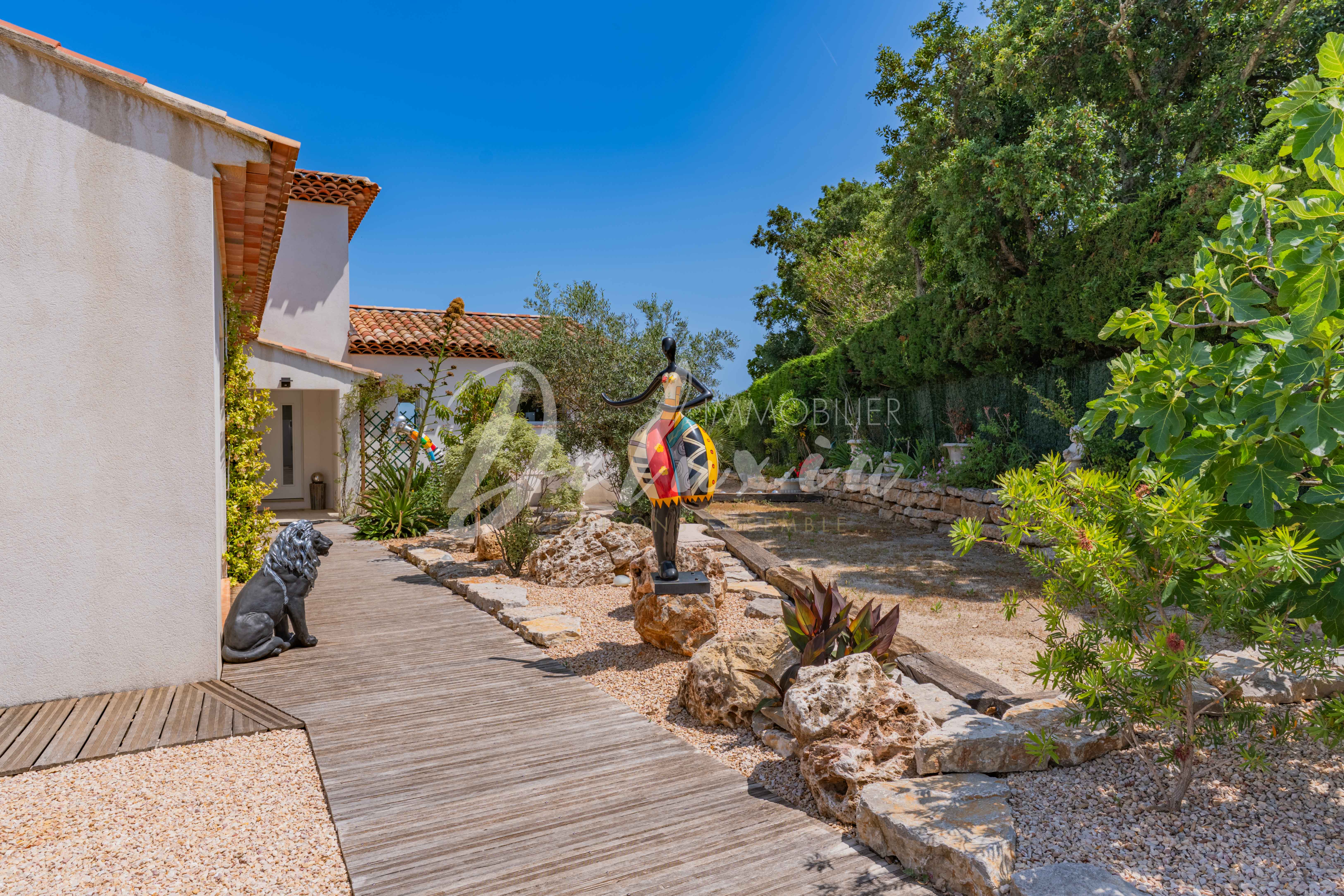 Maison à vendre avec terrain arboré à Saint-Aygulf 
