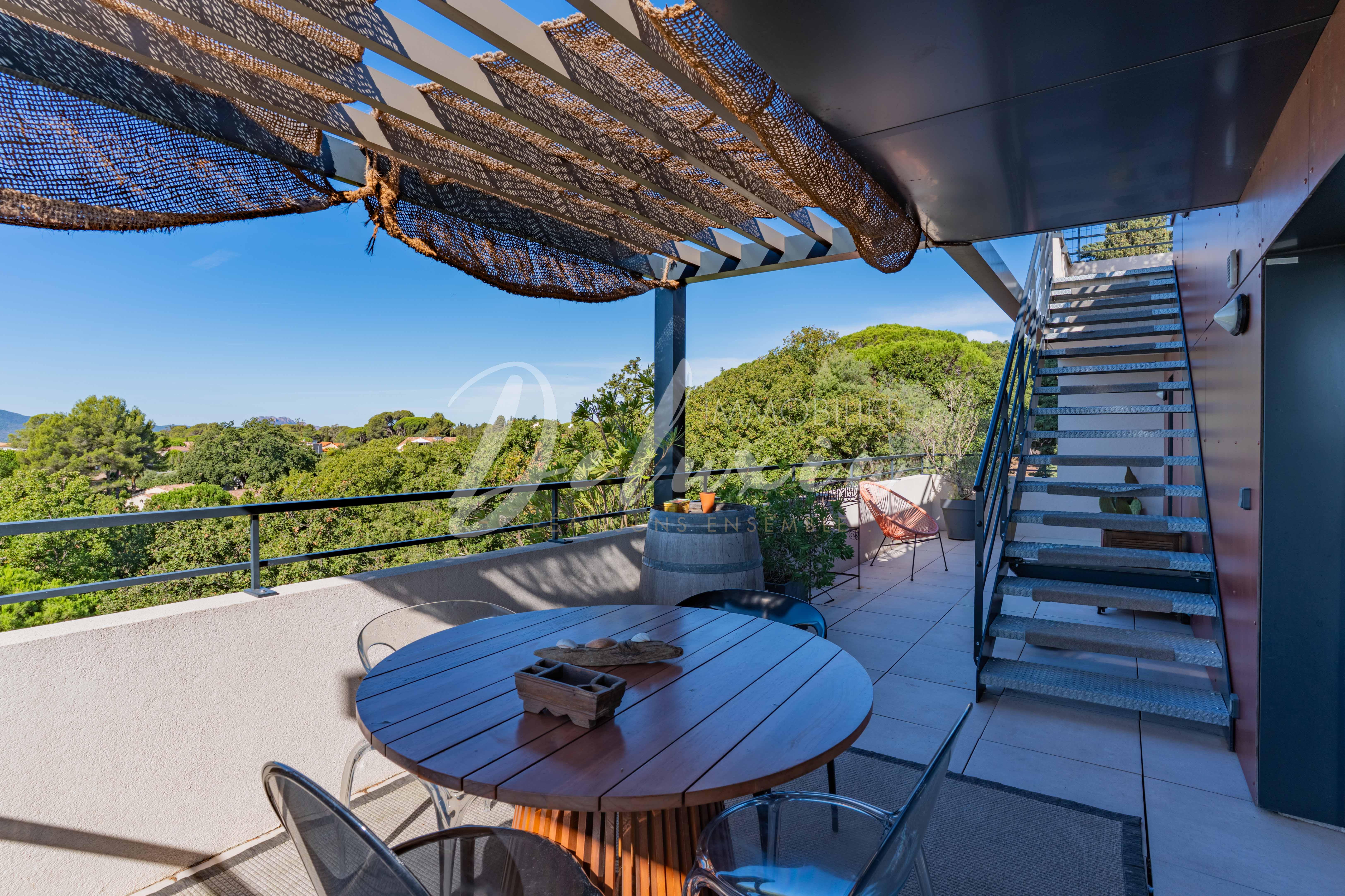 Appartement à vendre avec grande terrasse à Fréjus. 