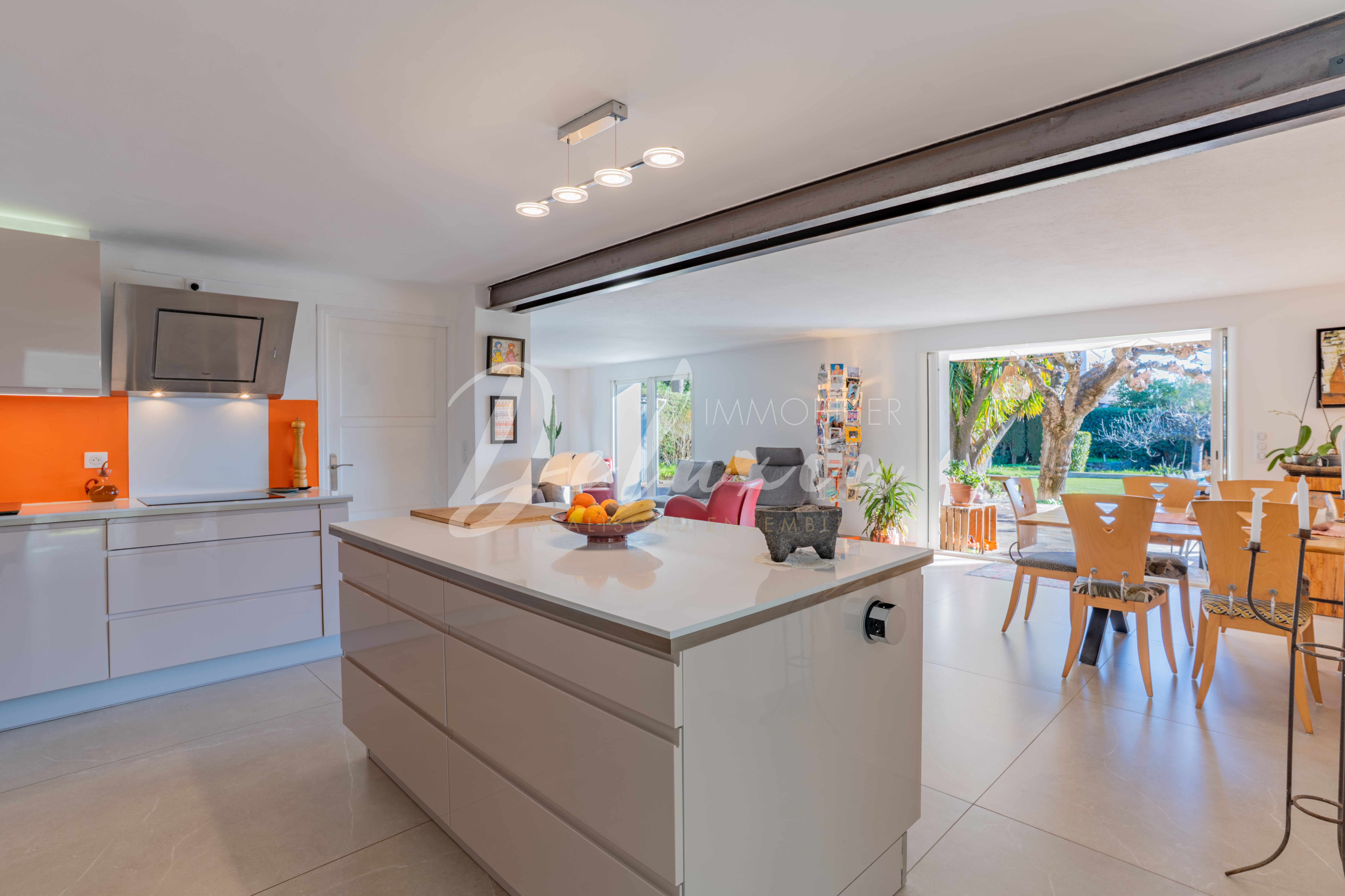 Maison à vendre avec cuisine et grand îlot central à Saint-Raphaël 