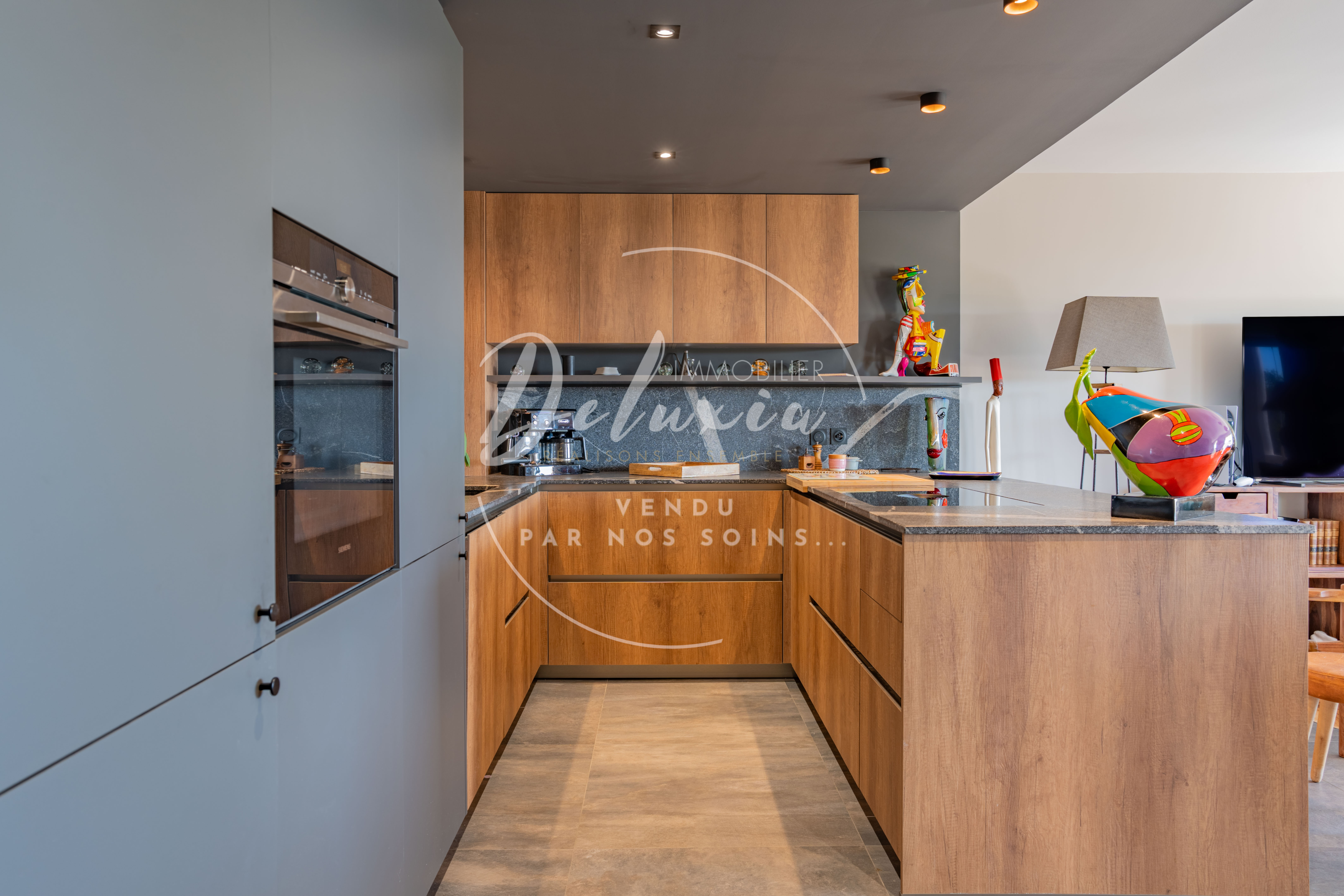 Appartement rénové avec vue mer, 3 chambres, grande terrasse et double garage, dans une résidence avec piscine proche de la plage à Saint-Raphaël.