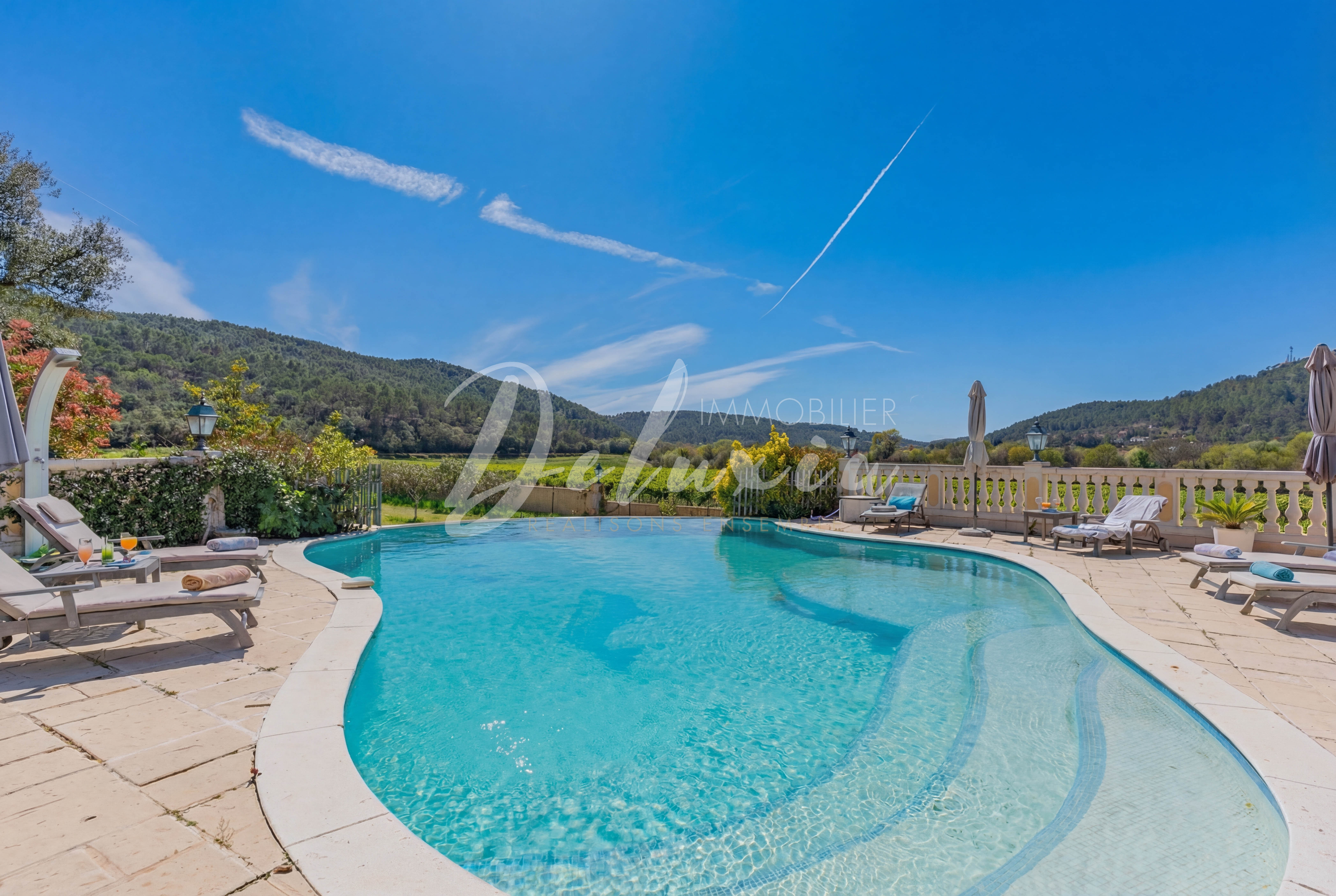 Piscine avec vue panoramique sur le vignoble – propriété viticole de prestige à vendre dans le Var