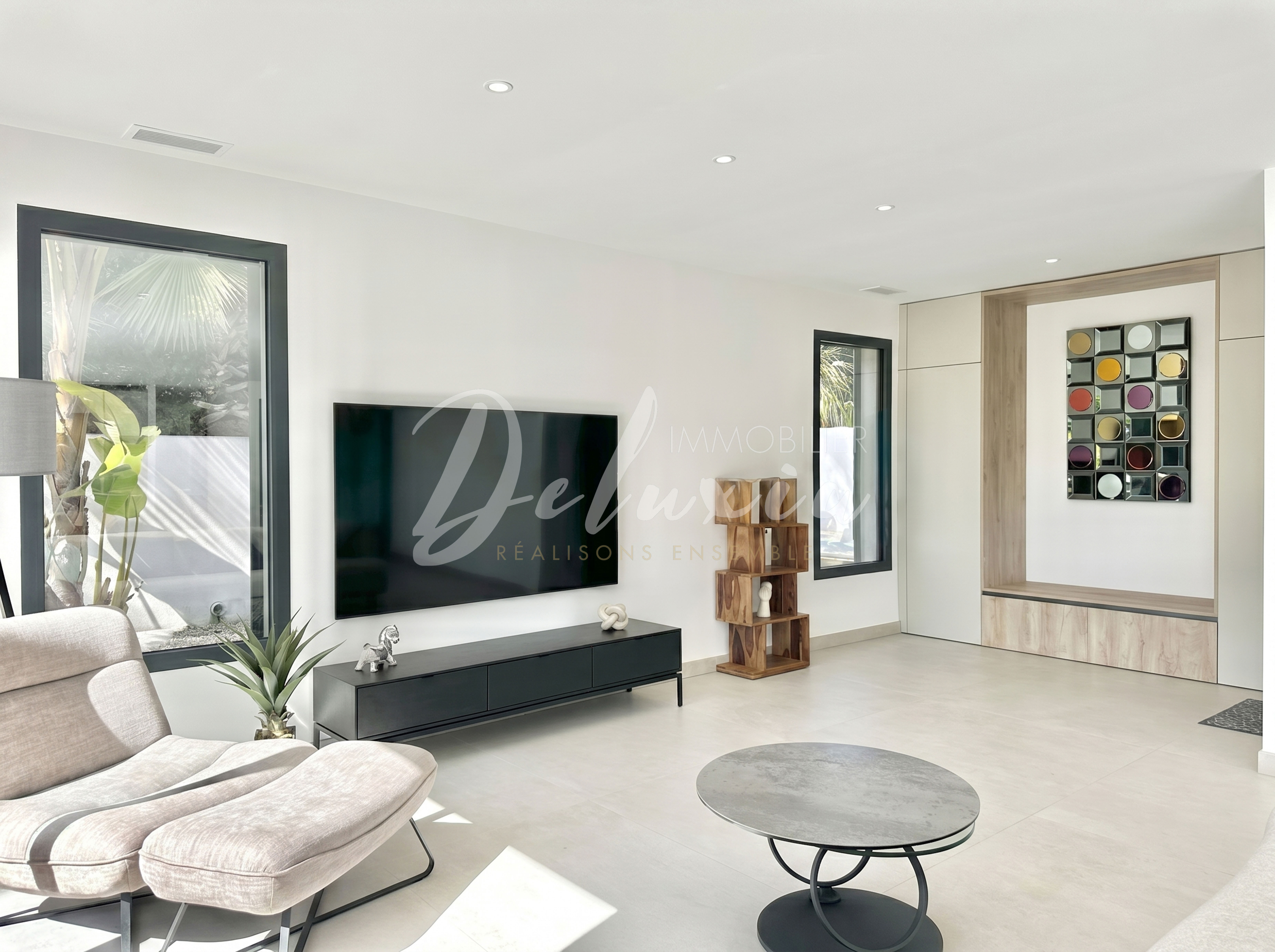 Villa contemporaine avec piscine chauffée et prestations haut de gamme à Fréjus.