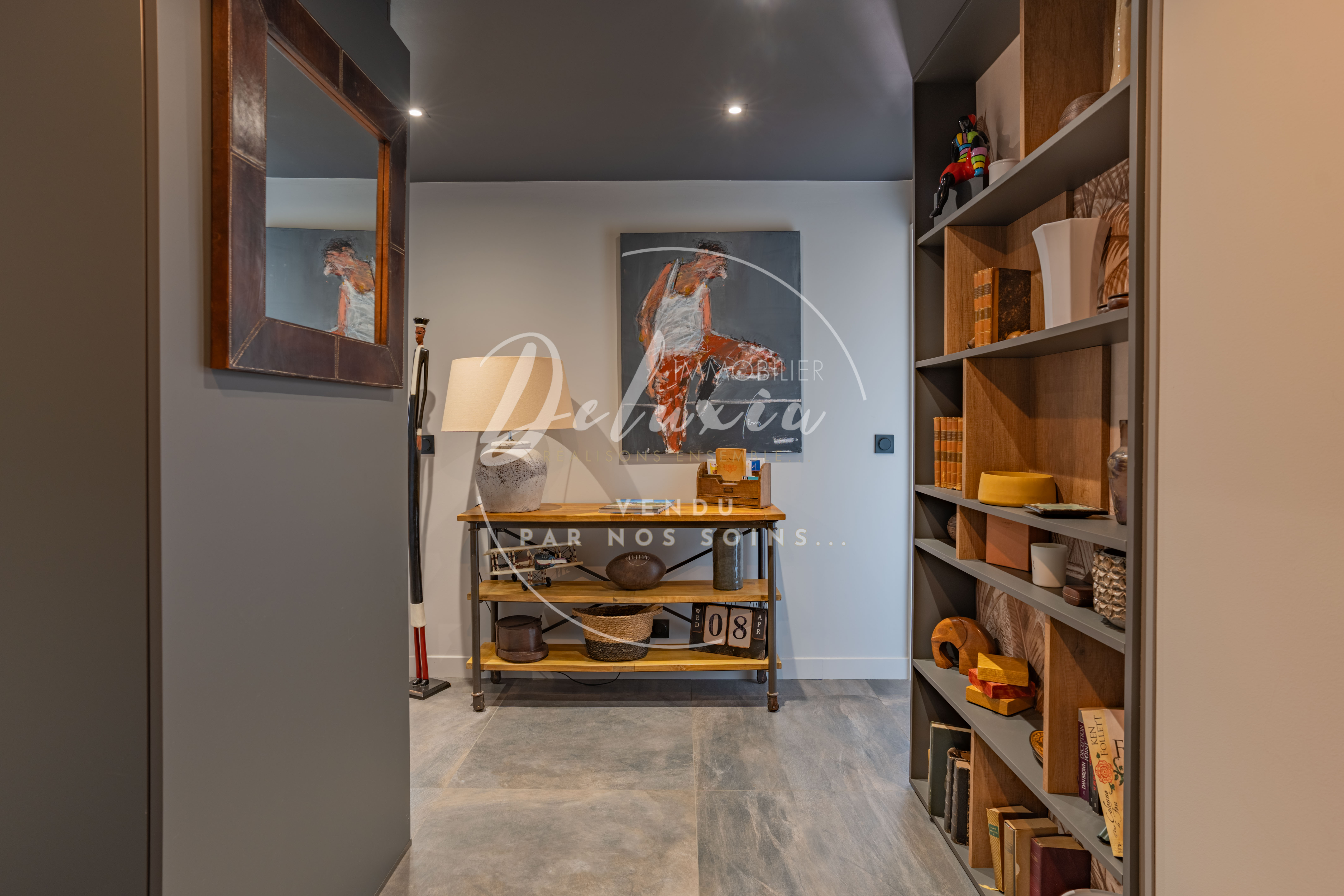 Appartement rénové avec vue mer, 3 chambres, grande terrasse et double garage, dans une résidence avec piscine proche de la plage à Saint-Raphaël.