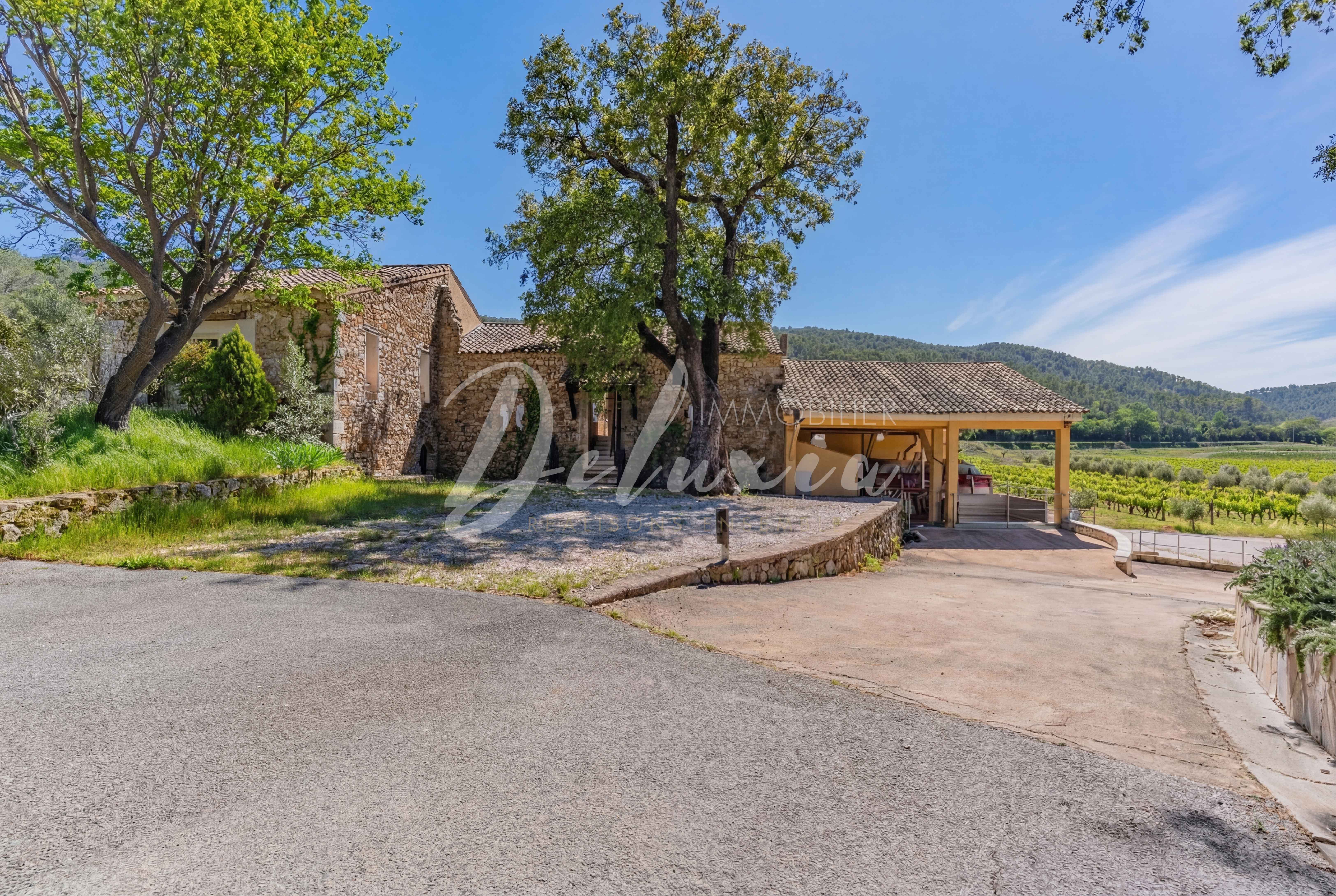 Domaine viticole avec dépendances pour activité événementiel dans le Var