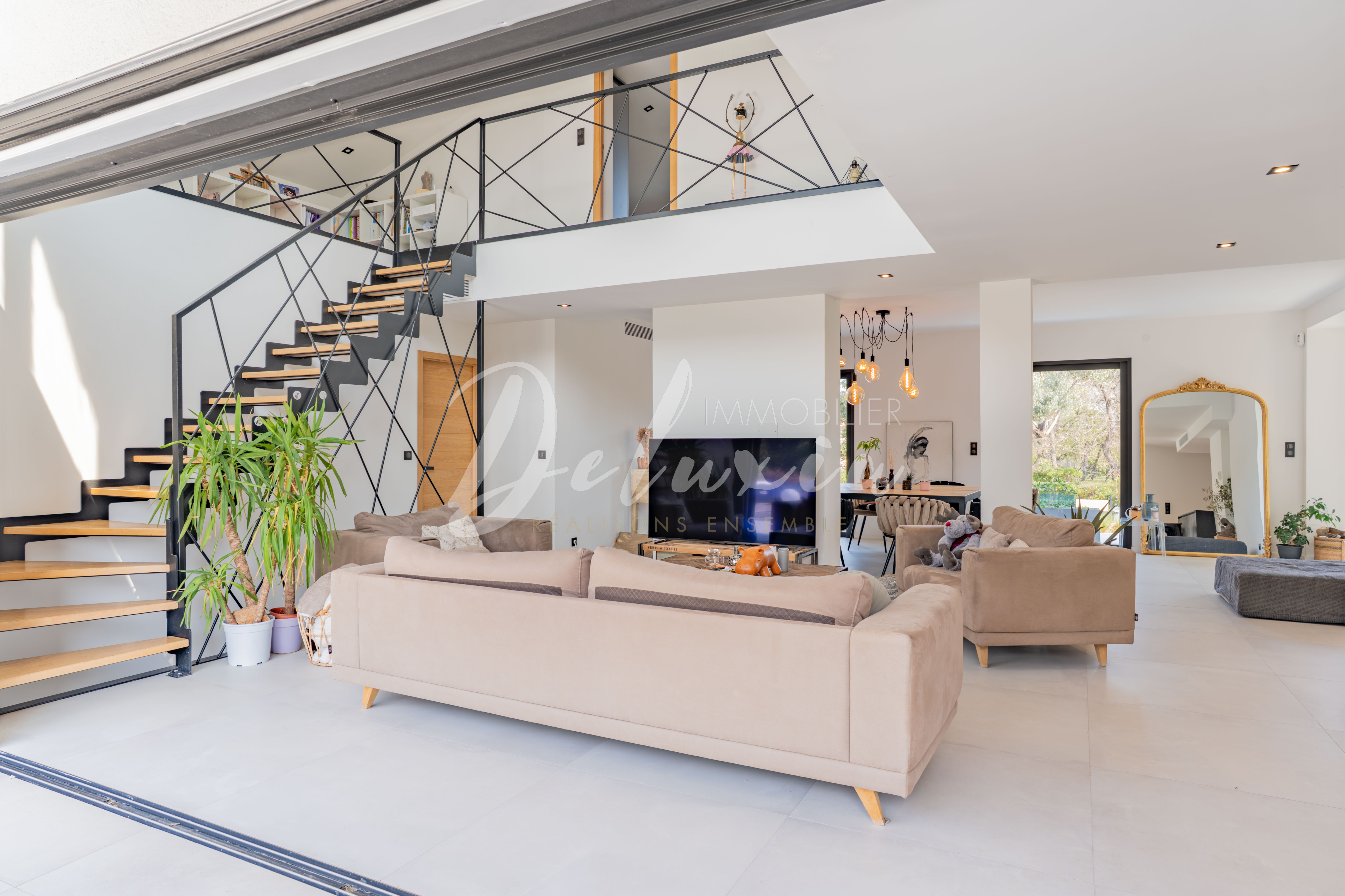 Villa rénovée avec piscine et 4 chambres au cœur de Valescure à Saint-Raphaël.