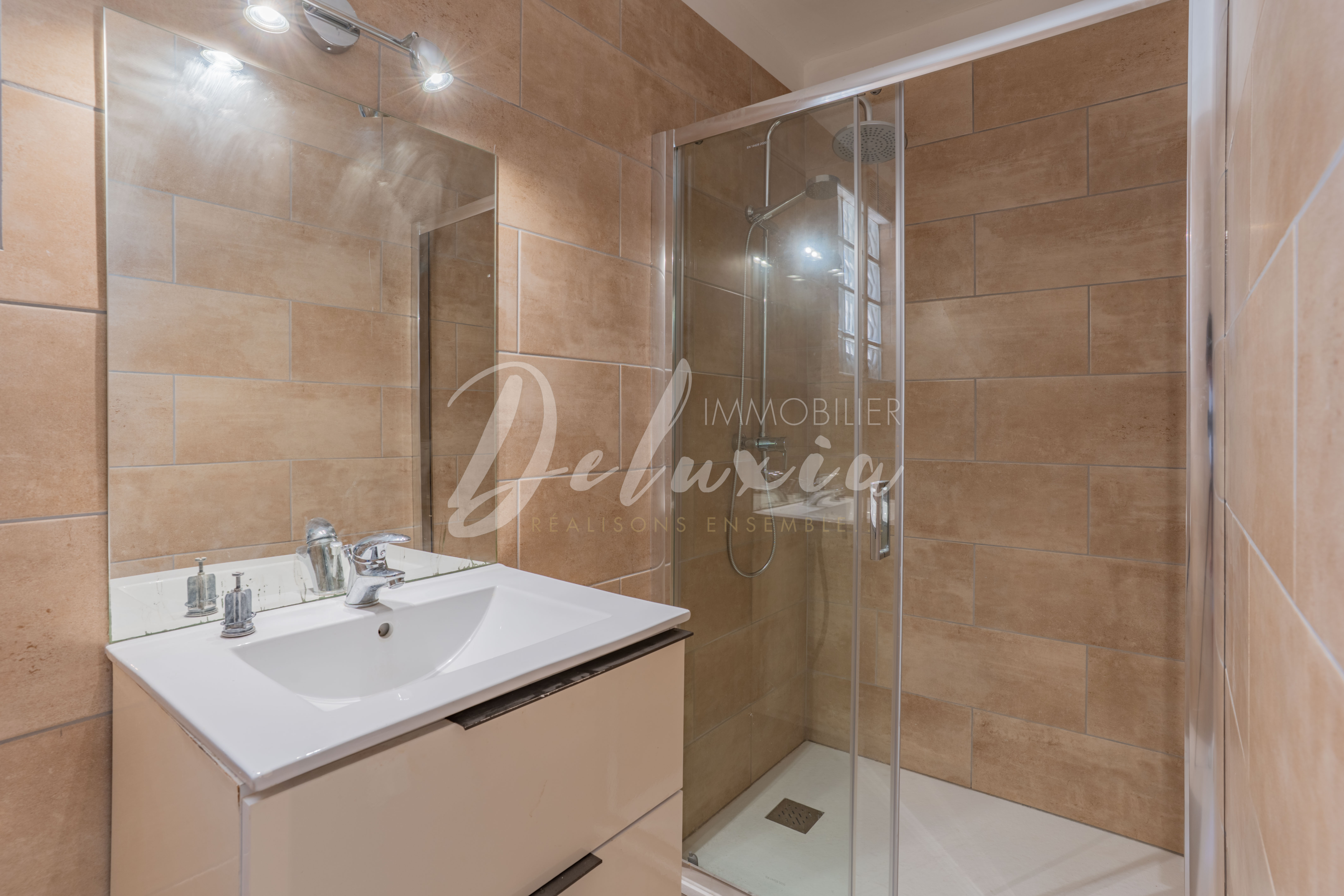 Villa à vendre avec salle d'eau moderne à Saint-Raphaël 