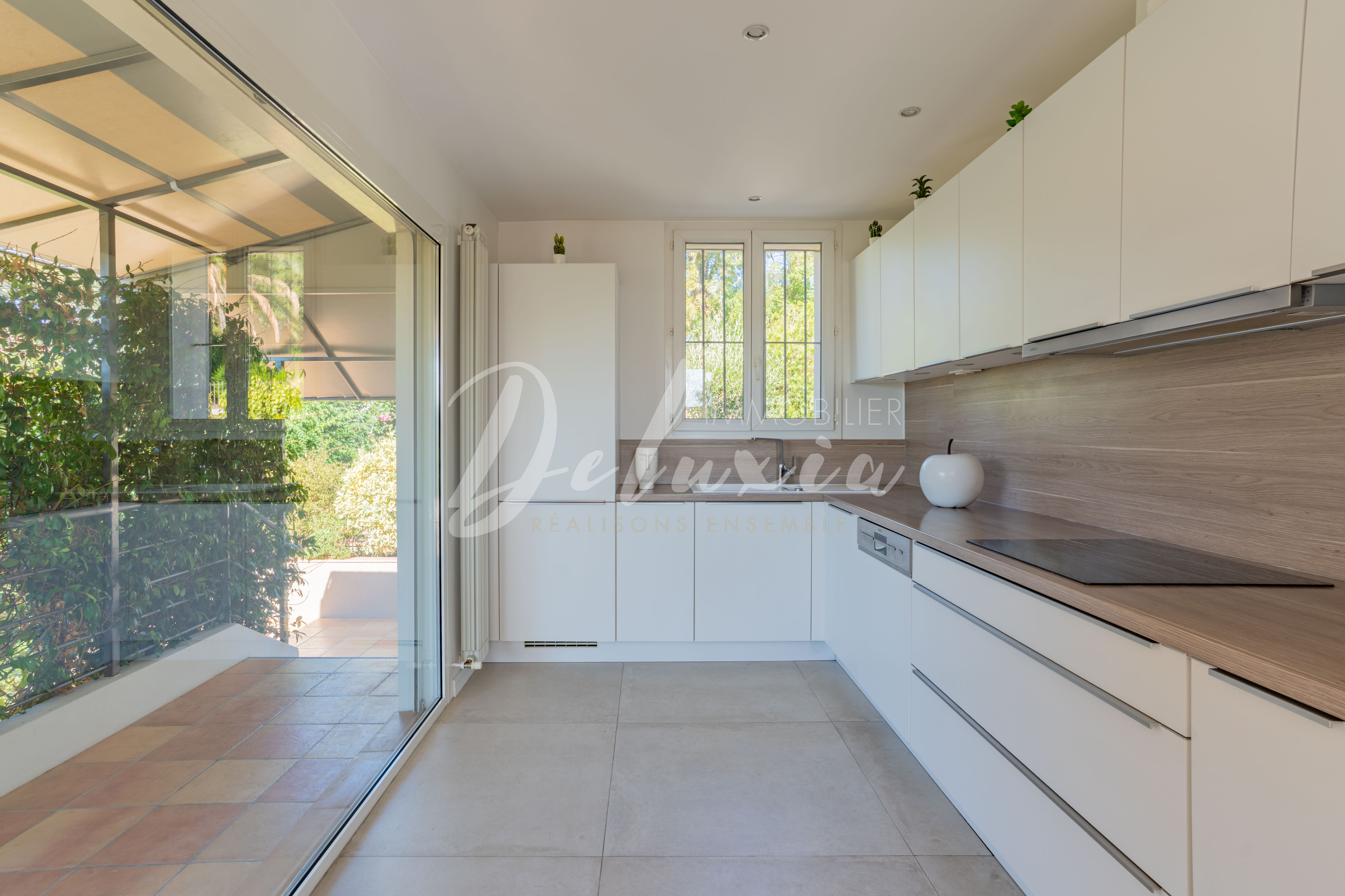 Maison à vendre avec grande cuisine moderne à Saint-Raphaël.